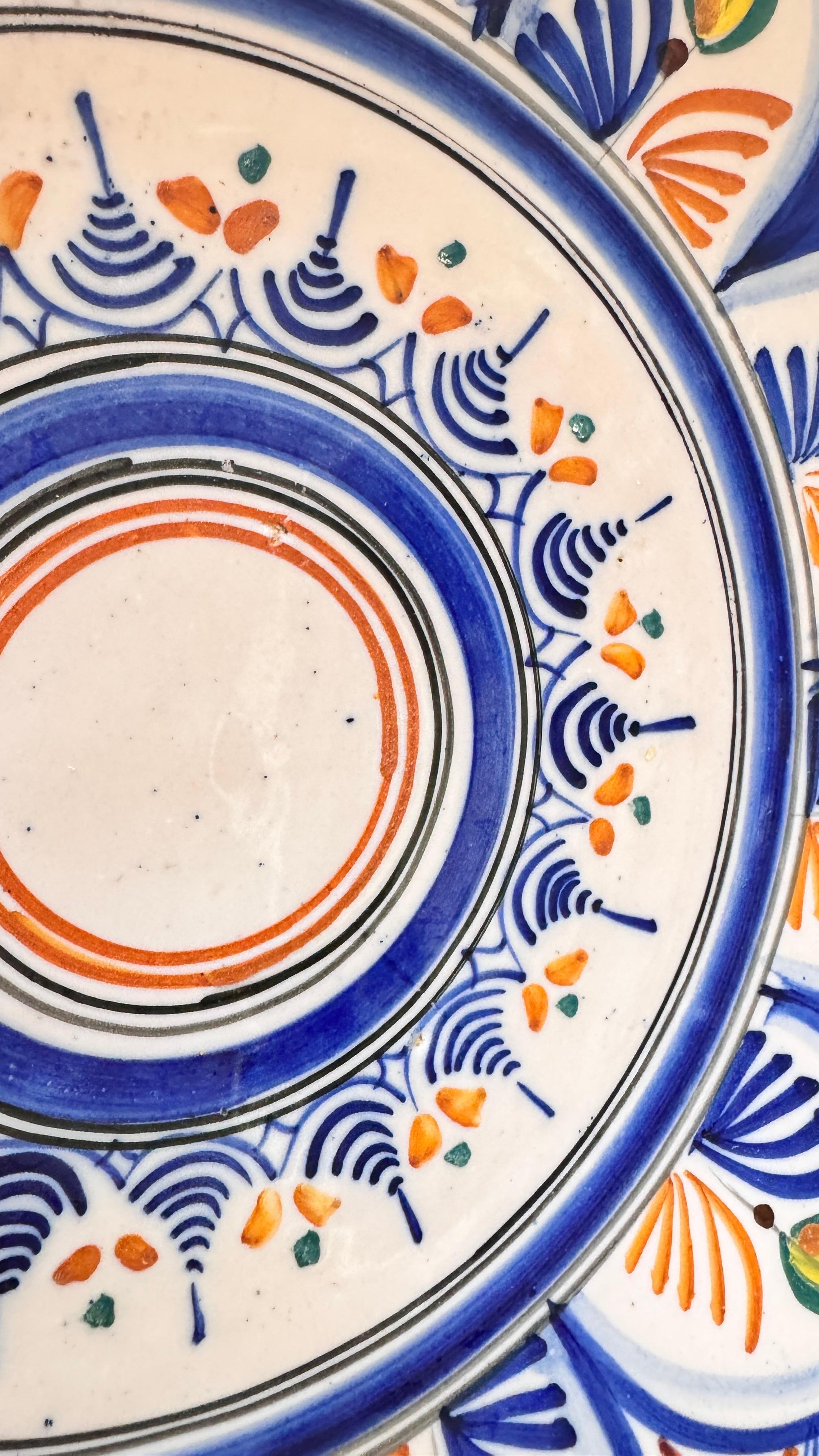 Coppia di grandi piatti decorativi italiani o di servizio, dipinti a mano, anni '70 In condizioni buone in vendita a Auribeau sur Siagne, FR
