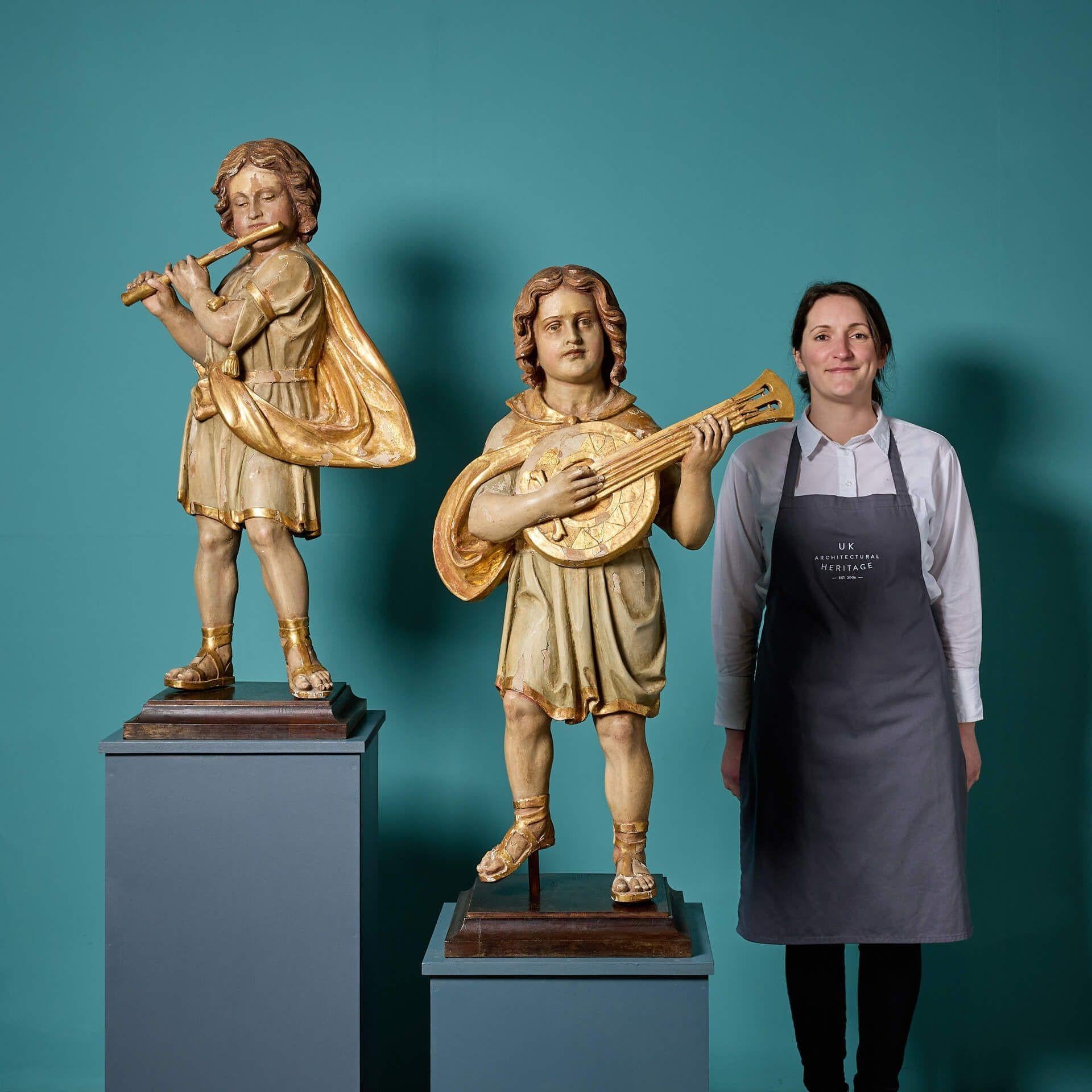 Pareja de grandes esculturas eclesiásticas italianas antiguas de nogal montadas posteriormente sobre zócalos de roble hechos a medida que datan de hacia 1800.

En una impresionante gran escala, estas figuras musicales ofrecen una sensación de