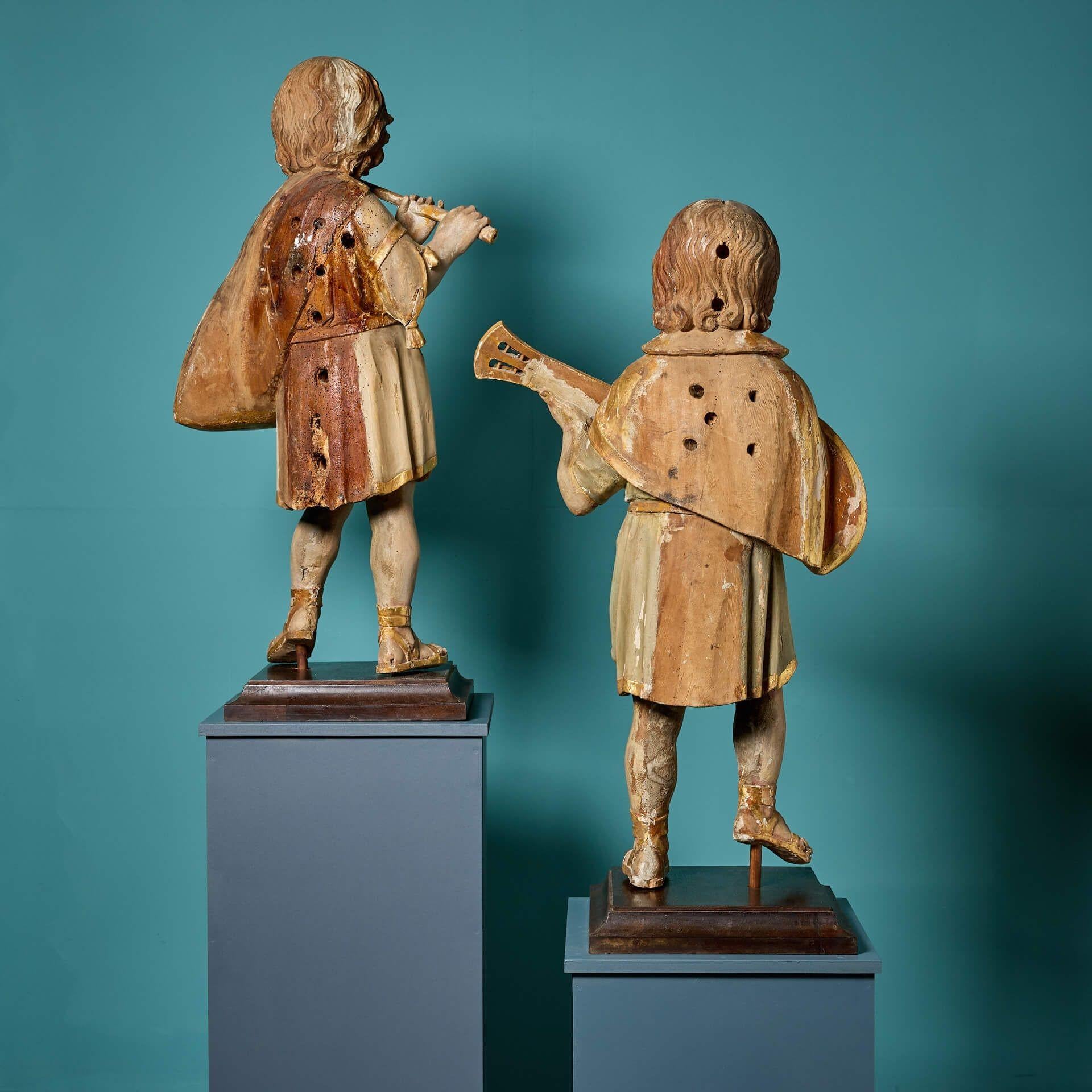 Pareja de grandes esculturas eclesiásticas italianas c.1800 siglo XIX en venta