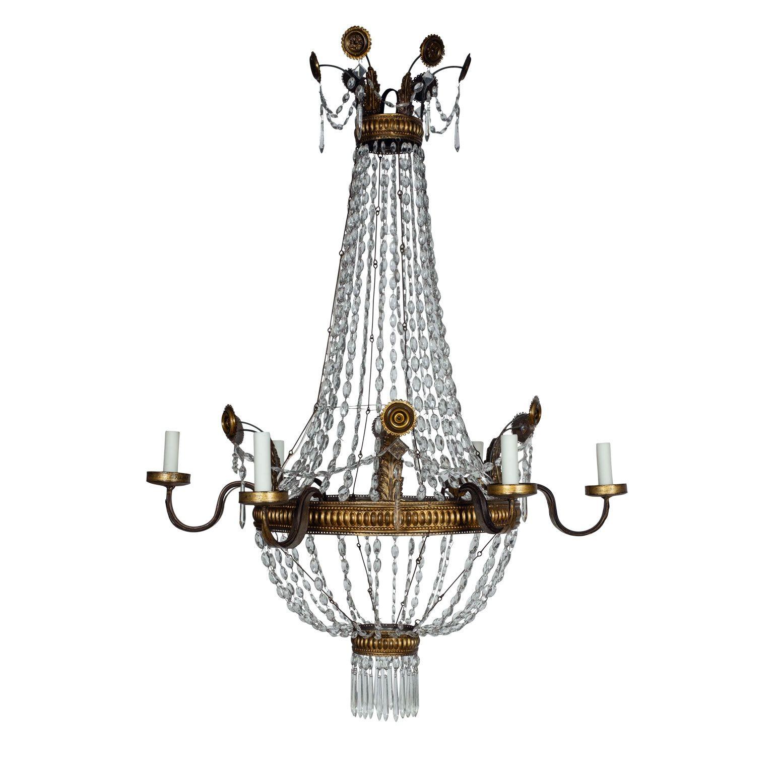 Coppia di grandi lampadari Impero italiani in cristallo e tole dorate, 1815-1835 circa. Anelli repousse in tole dorate con perline e ciondoli in cristallo. Sei bracci in ferro dorato, ognuno dei quali sostiene una luce a candelabro. Cablato di