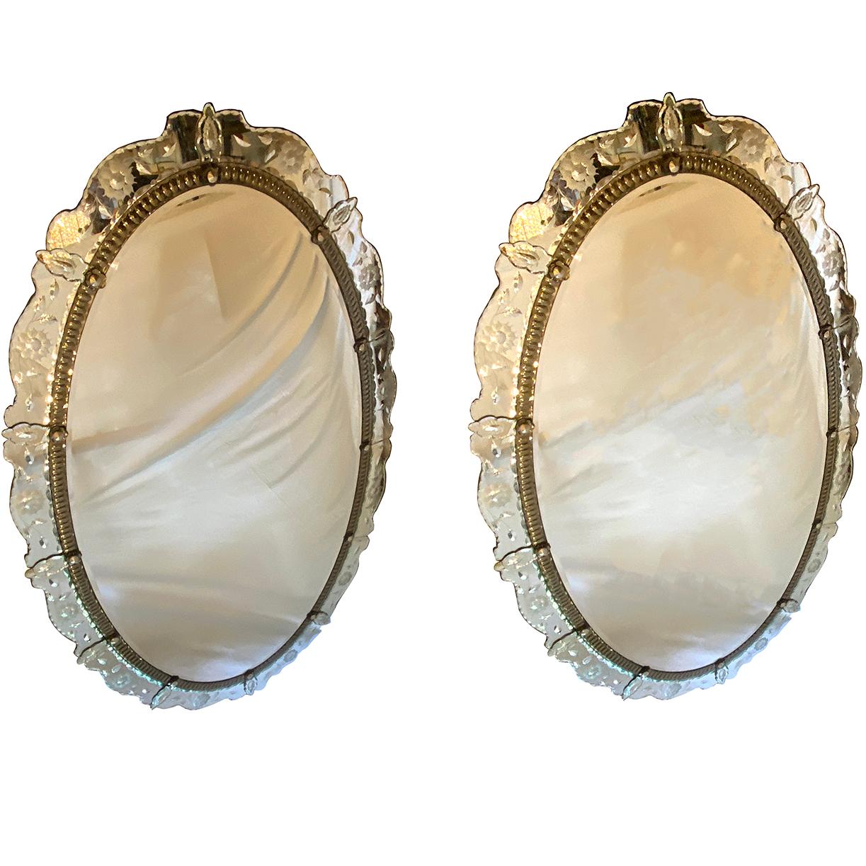 Milieu du XXe siècle Paire de grands miroirs ovales italiens gravés en vente