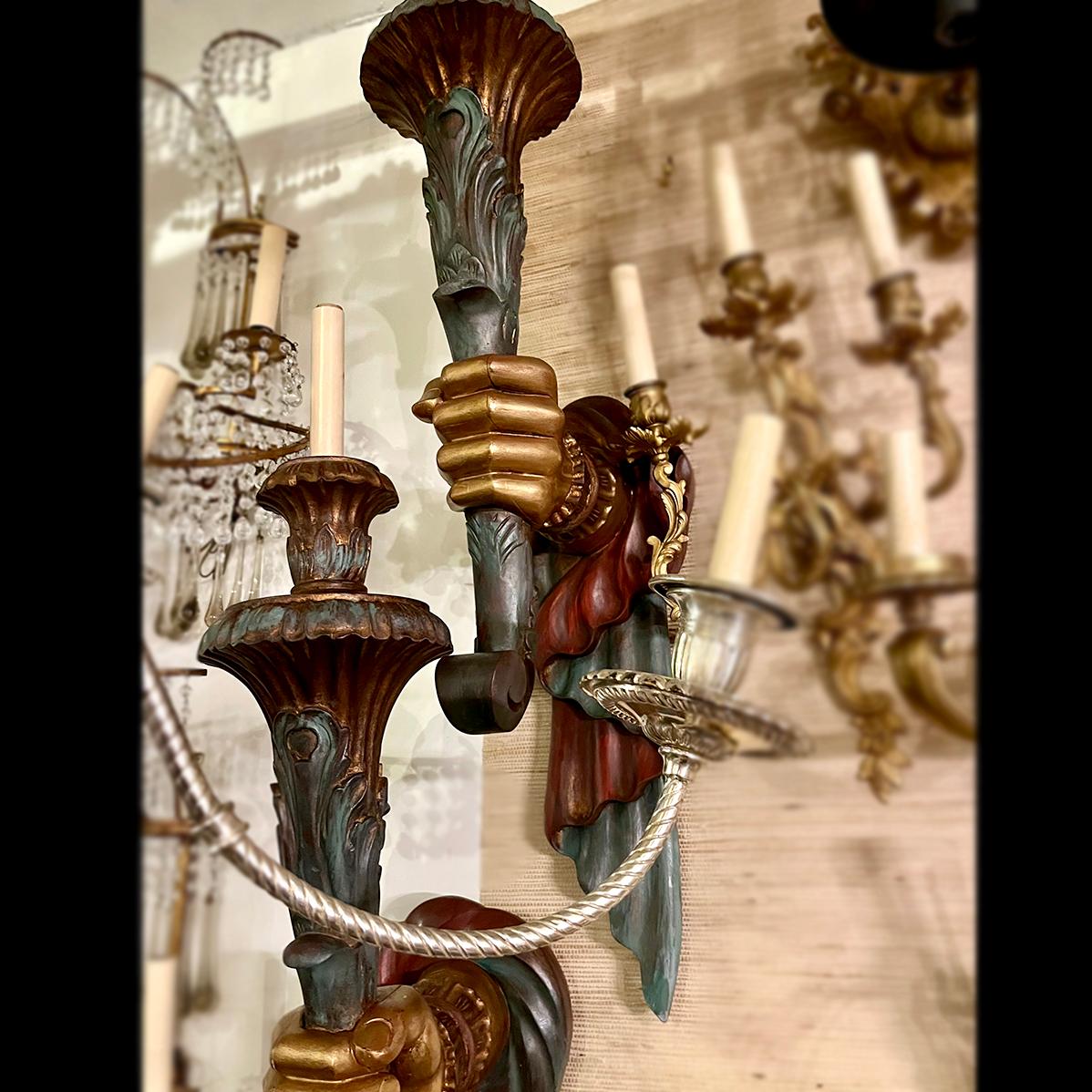 Pareja de grandes candelabros de mano italianos en Bueno estado para la venta en New York, NY