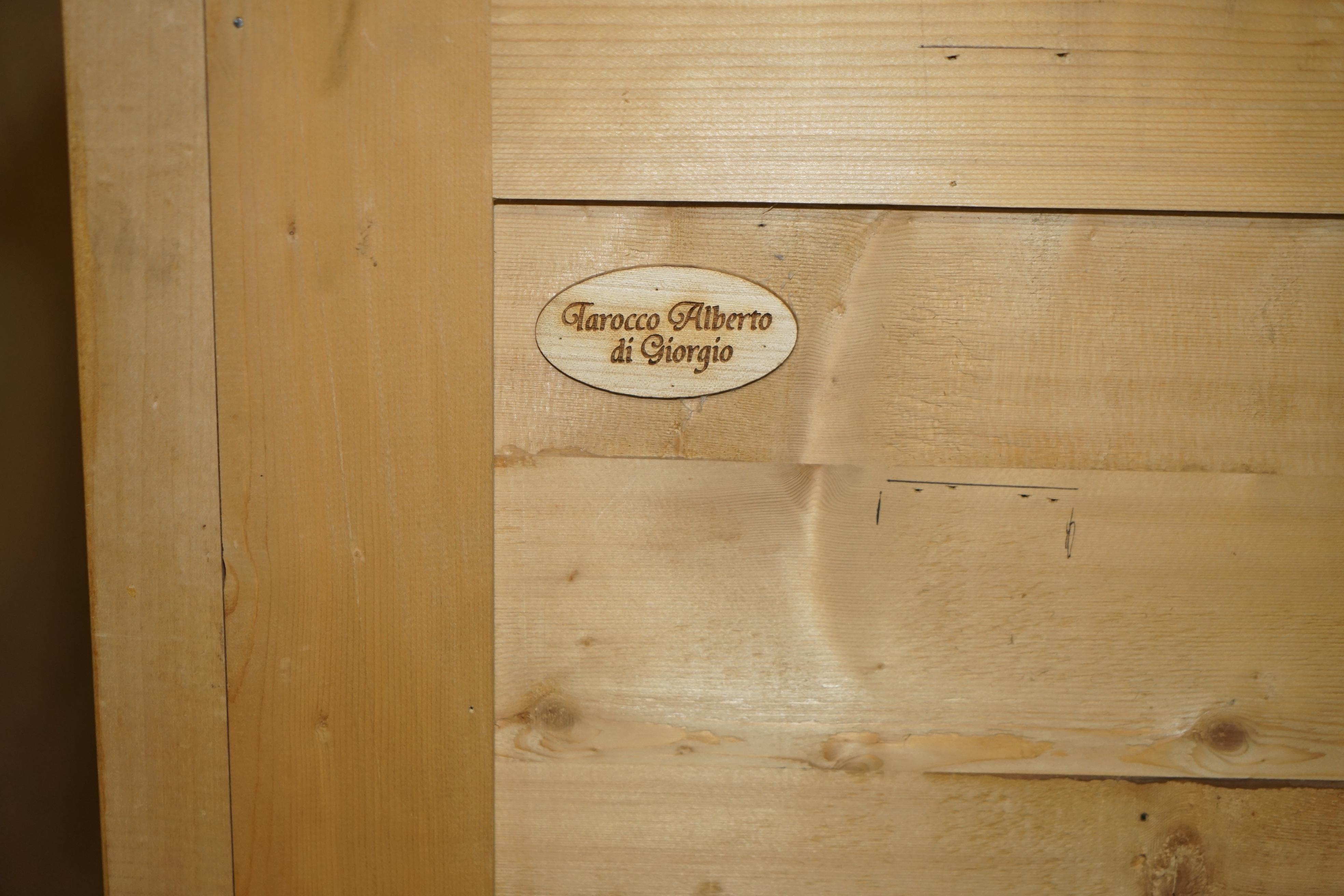 COPPIA DI GRANDI CASSETTI ITALIANI IN LEGNO DURO E MARMO DI NOCE CON TOPO DI PALLINO in vendita 6