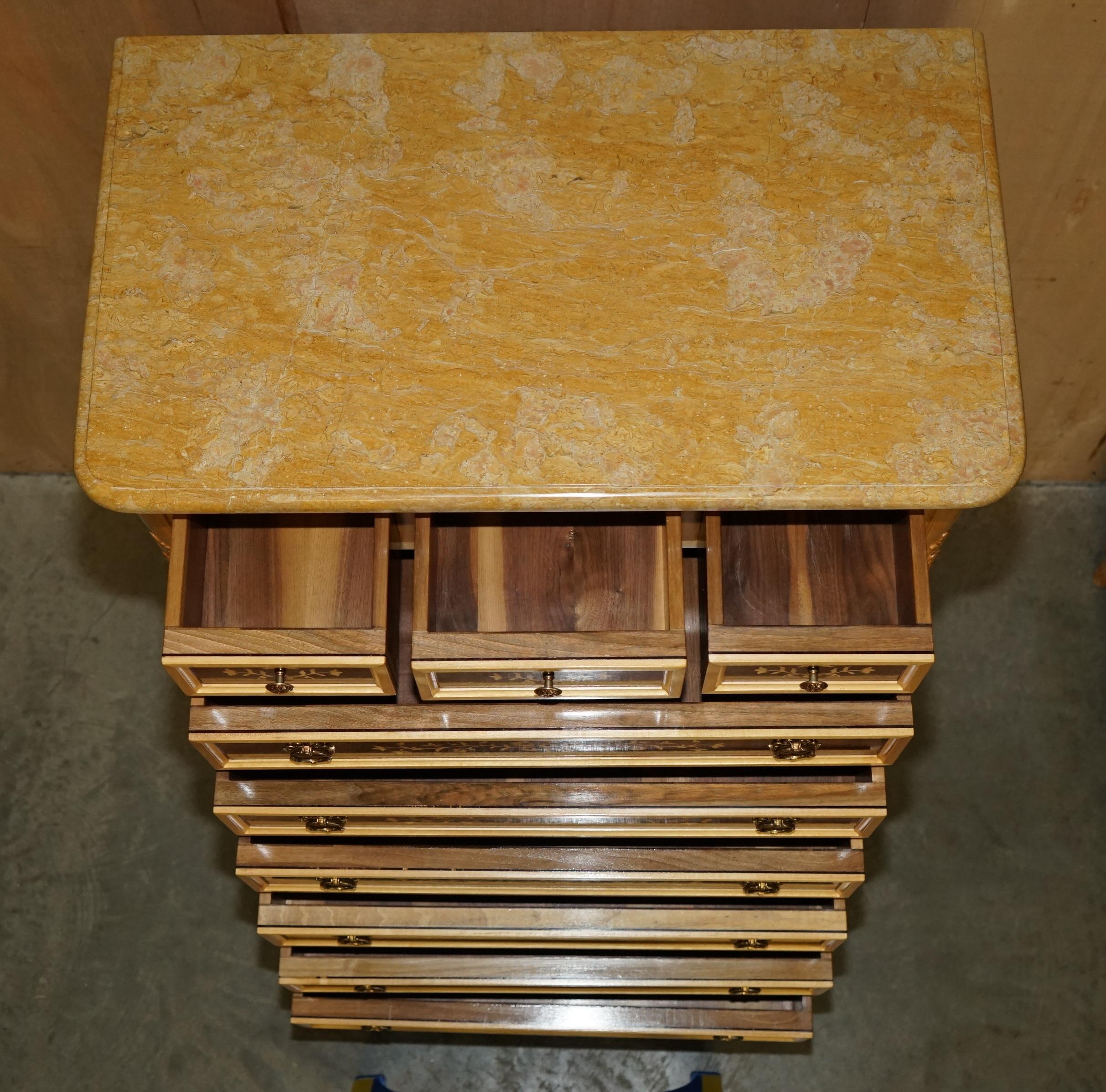 COPPIA DI GRANDI CASSETTI ITALIANI IN LEGNO DURO E MARMO DI NOCE CON TOPO DI PALLINO in vendita 9