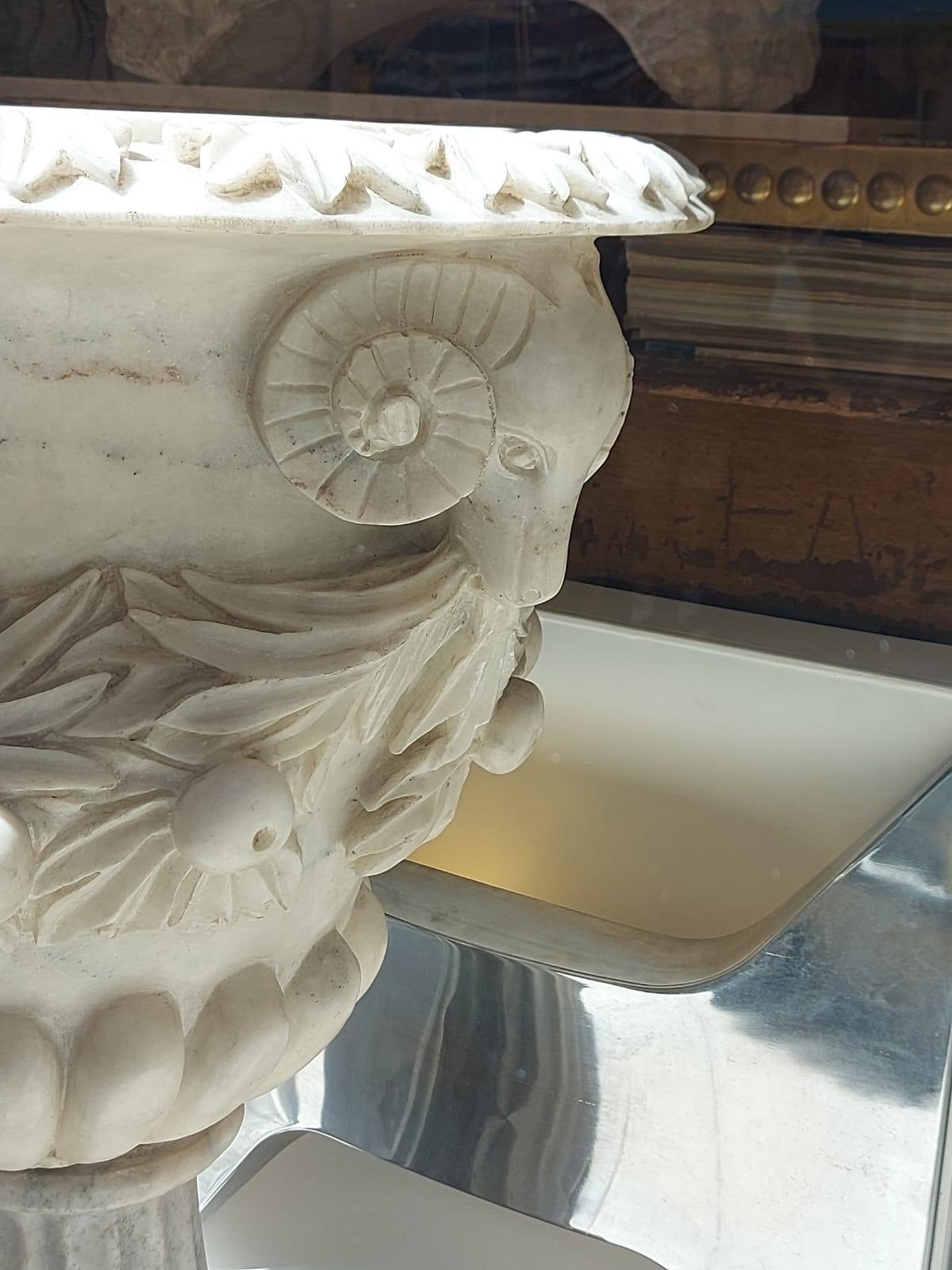 Ein auffälliges Paar großer Pflanzgefäße aus Marmor, die in den 1950er Jahren in Italien hergestellt wurden. Jedes Pflanzgefäß ist aus massivem Marmor gemeißelt und weist eine elegante, klassische Silhouette mit einer weiten runden Öffnung und einem