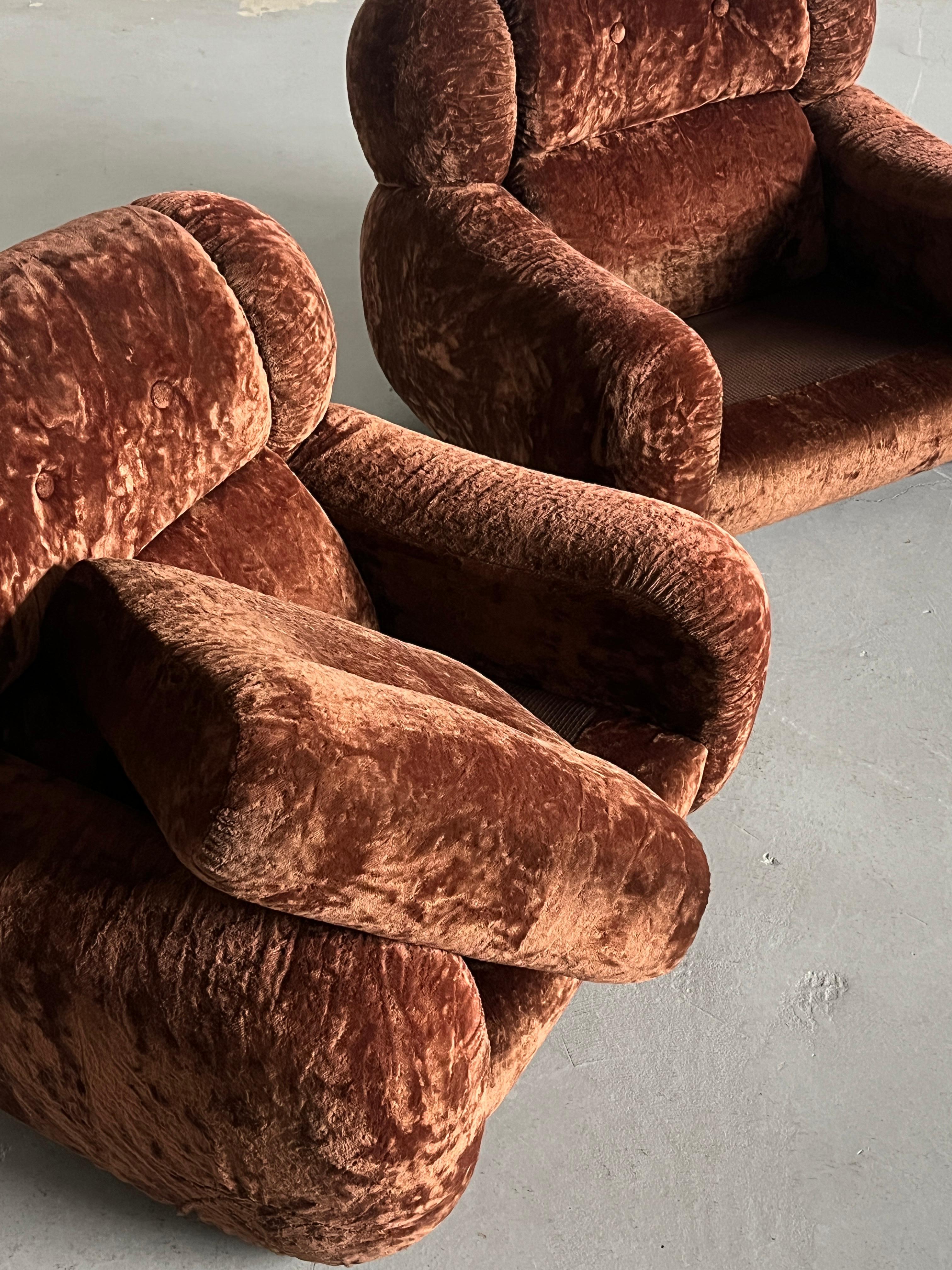 Paire de grands fauteuils nuage italiens du milieu du siècle en tissu brun foncé, années 1970 en vente 4