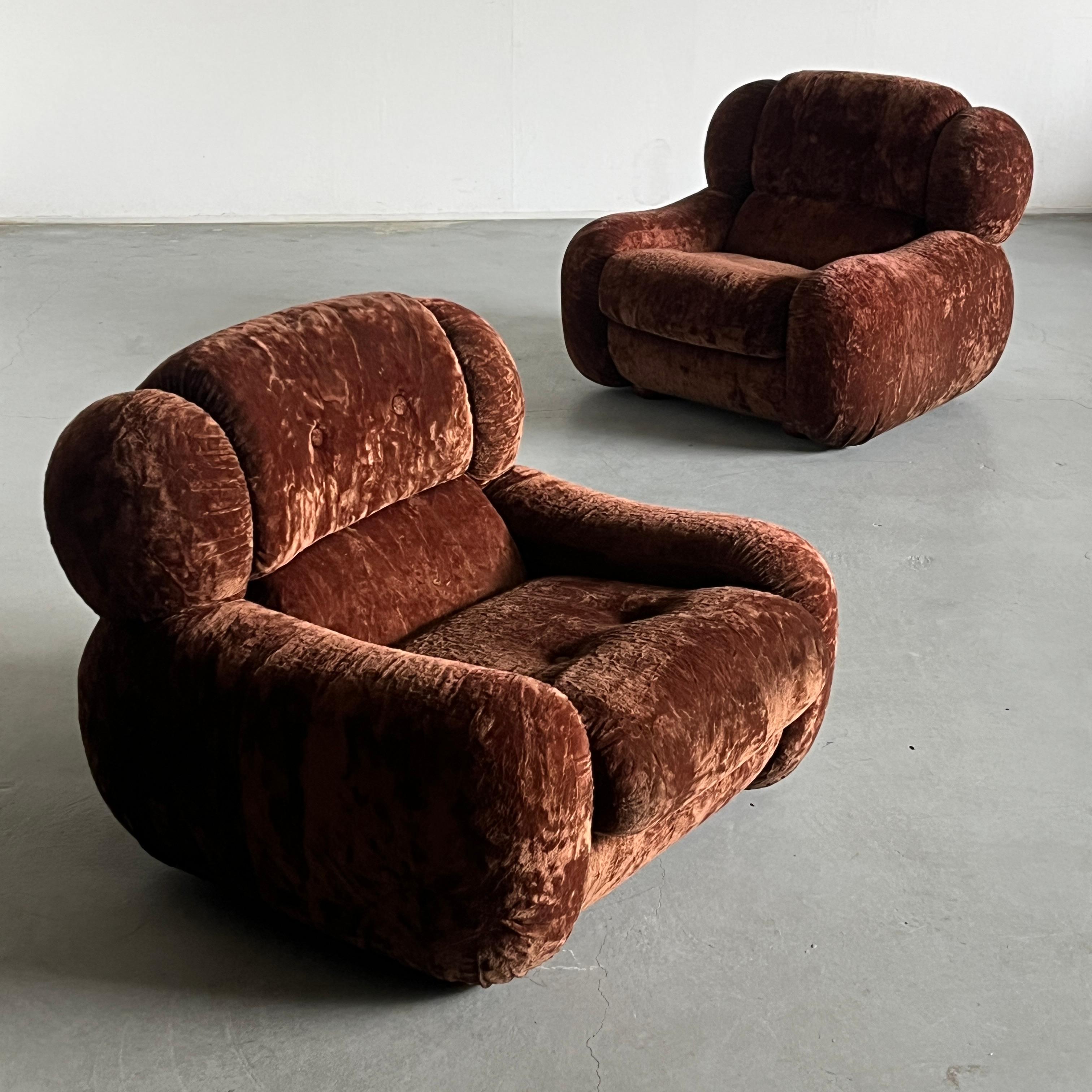 Incroyable et confortable paire de fauteuils italiens du milieu du siècle dernier, recouverts de tissu brun foncé. Excellente qualité de construction et très confortable.

Très bien conservé avec un minimum de signes d'âge attendus, comme indiqué