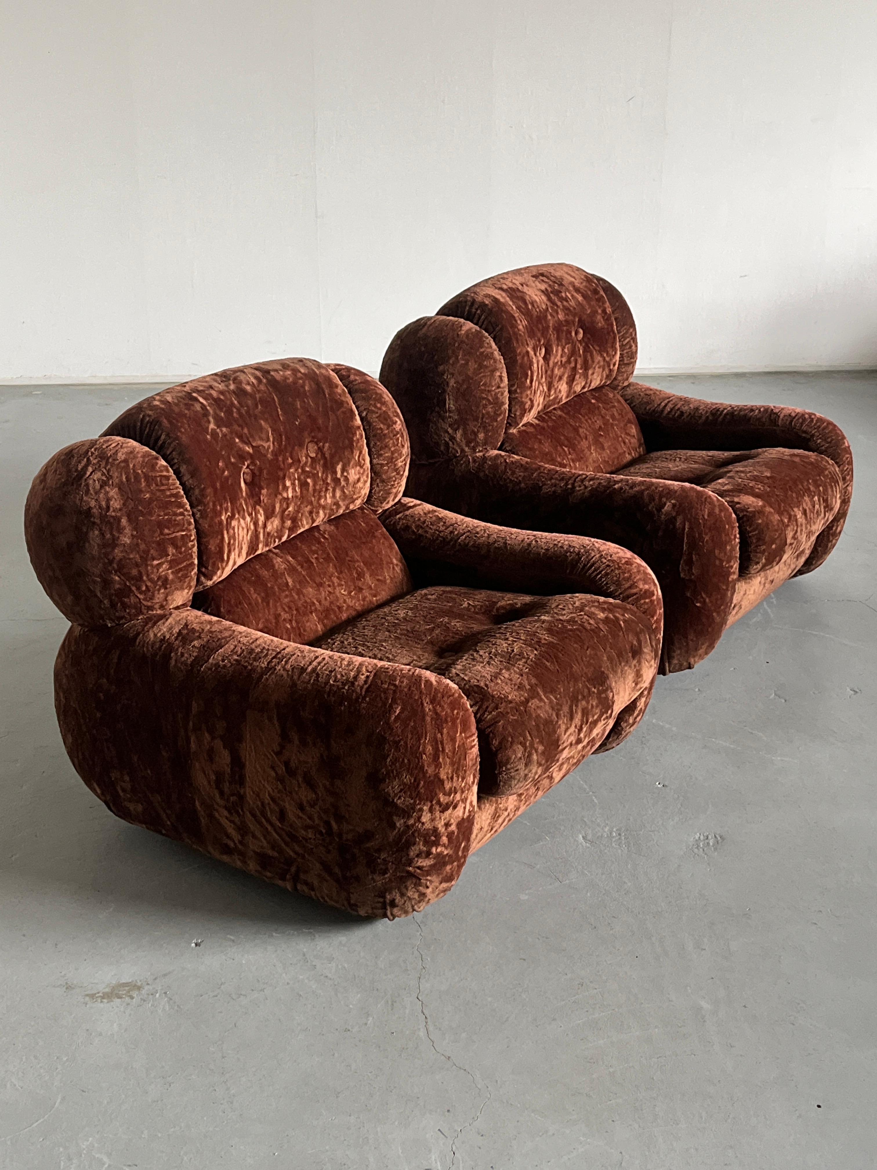 Paire de grands fauteuils nuage italiens du milieu du siècle en tissu brun foncé, années 1970 Bon état - En vente à Zagreb, HR