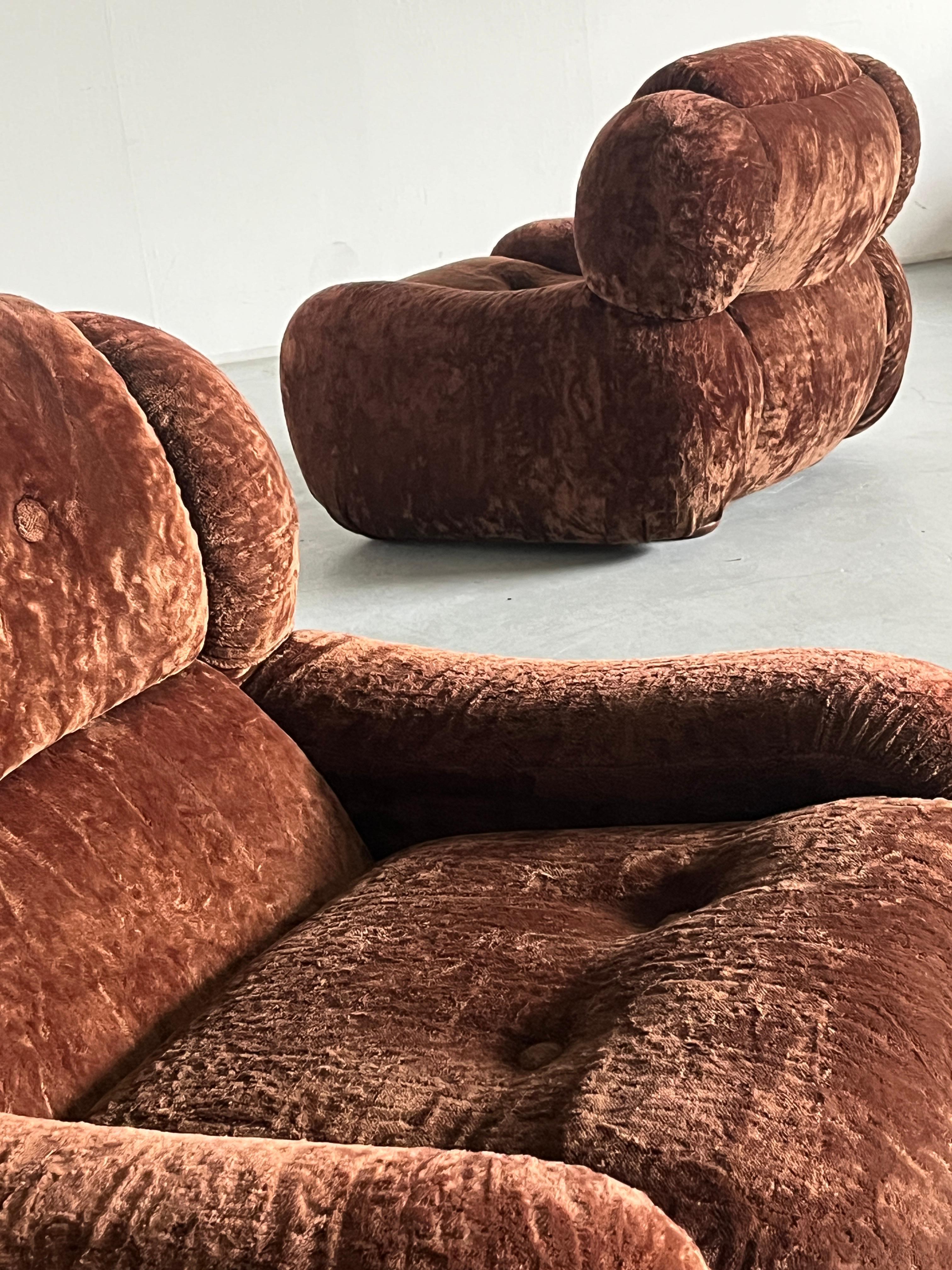 Tissu d'ameublement Paire de grands fauteuils nuage italiens du milieu du siècle en tissu brun foncé, années 1970 en vente