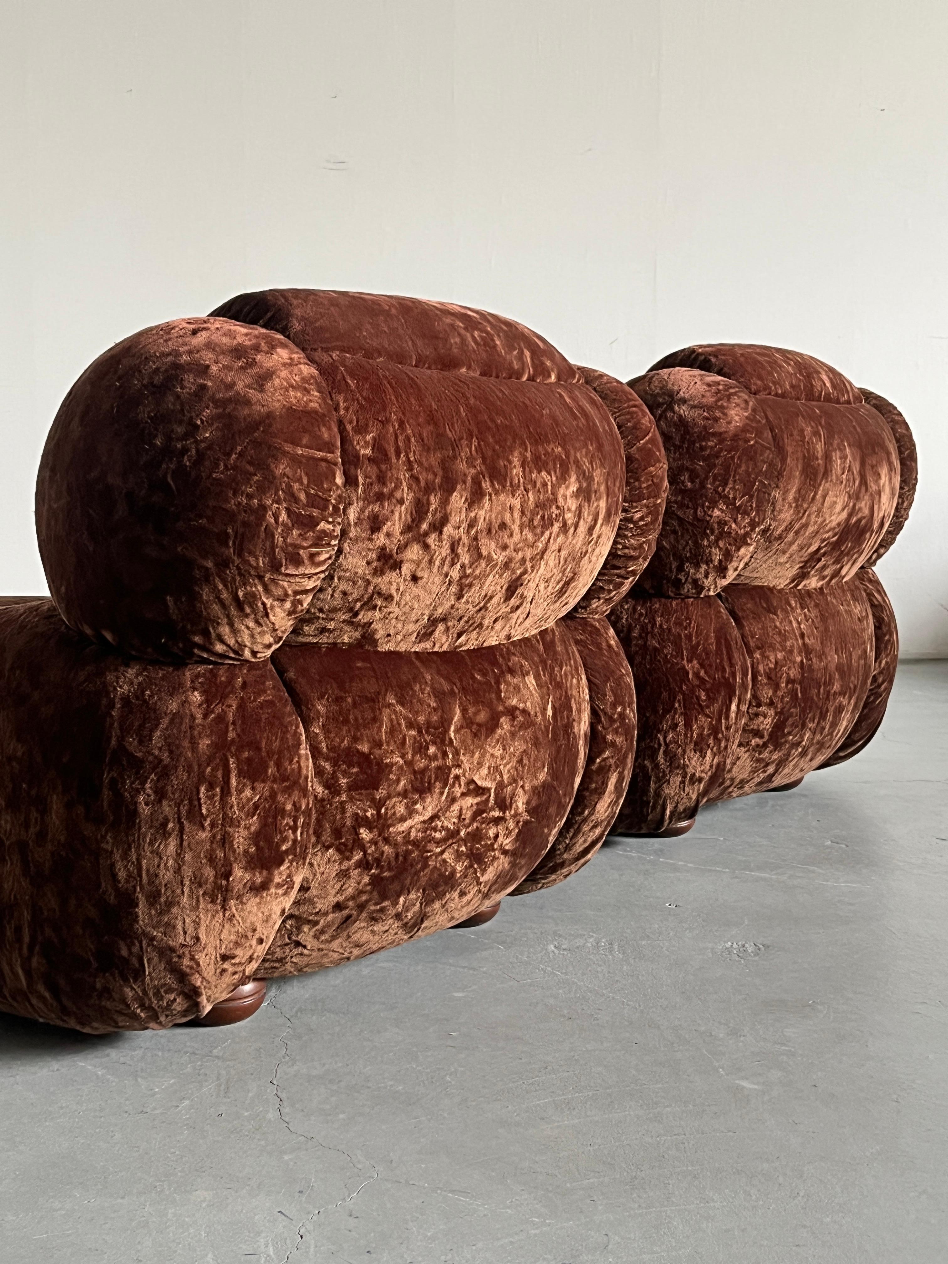 Paire de grands fauteuils nuage italiens du milieu du siècle en tissu brun foncé, années 1970 en vente 2