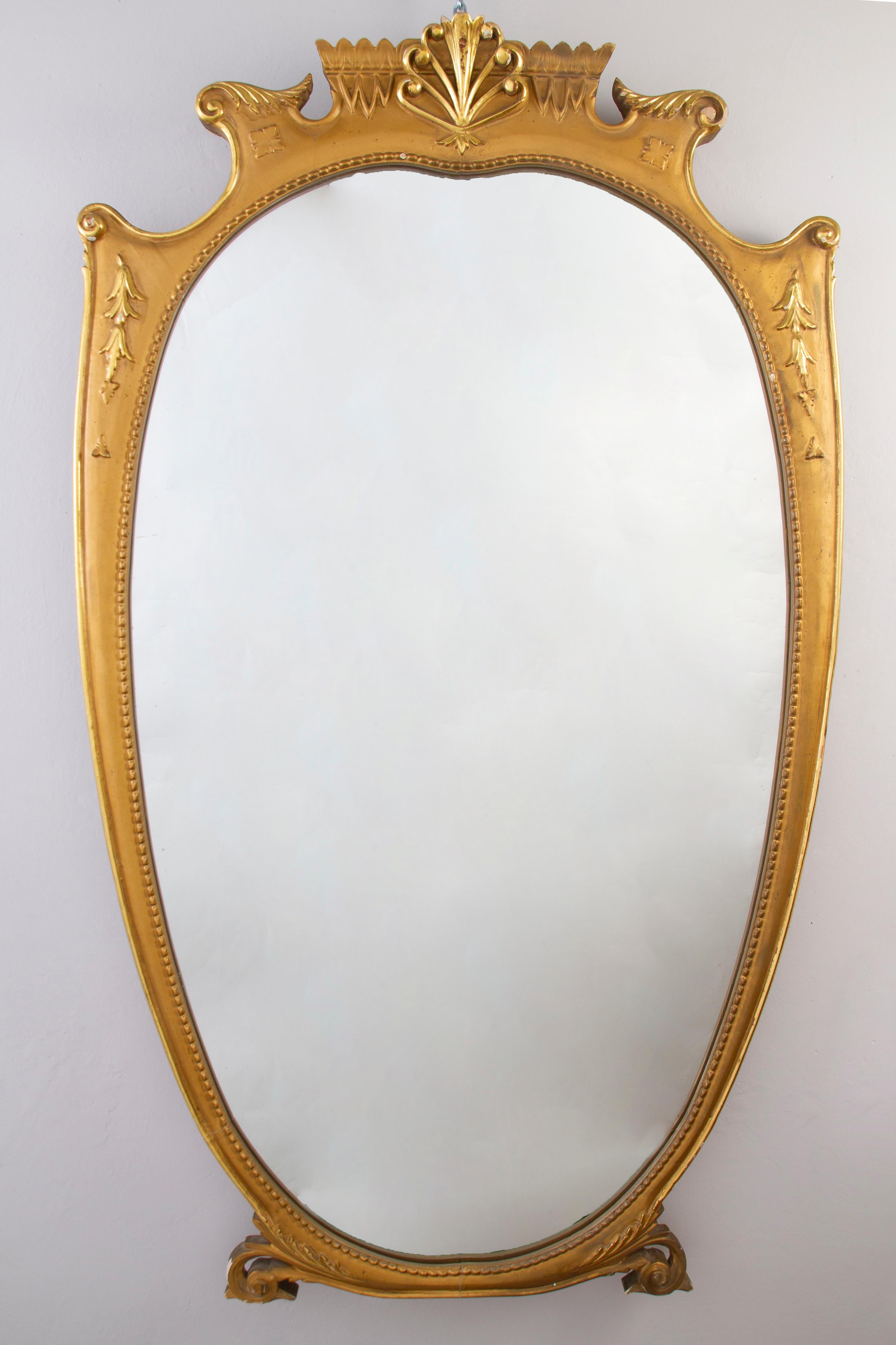 Coppia di grandi specchi in legno dorato finemente intagliati a forma di scudo. Condizioni vintage molto buone.
Nello stile di Paolo Buffa, il famoso designer italiano degli anni 50'.
Altezza cm 145 
