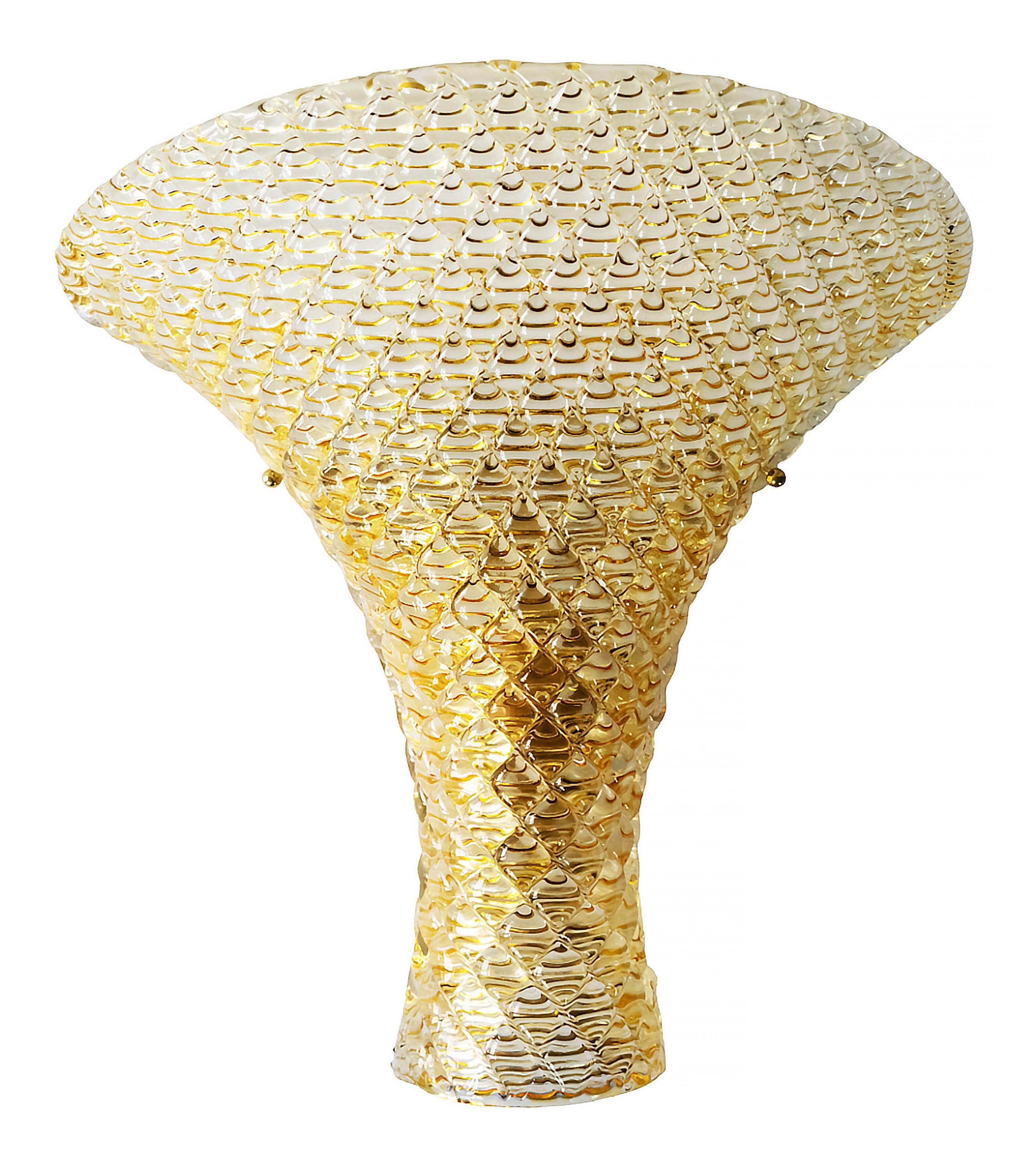 Coppia di applique realizzate a mano in vetro di Murano con dettagli in ottone.
Il vetro è trasparente, di colore giallo e con motivi in rilievo.
Le lampadine sono E24 (1 pezzo per ogni applique).