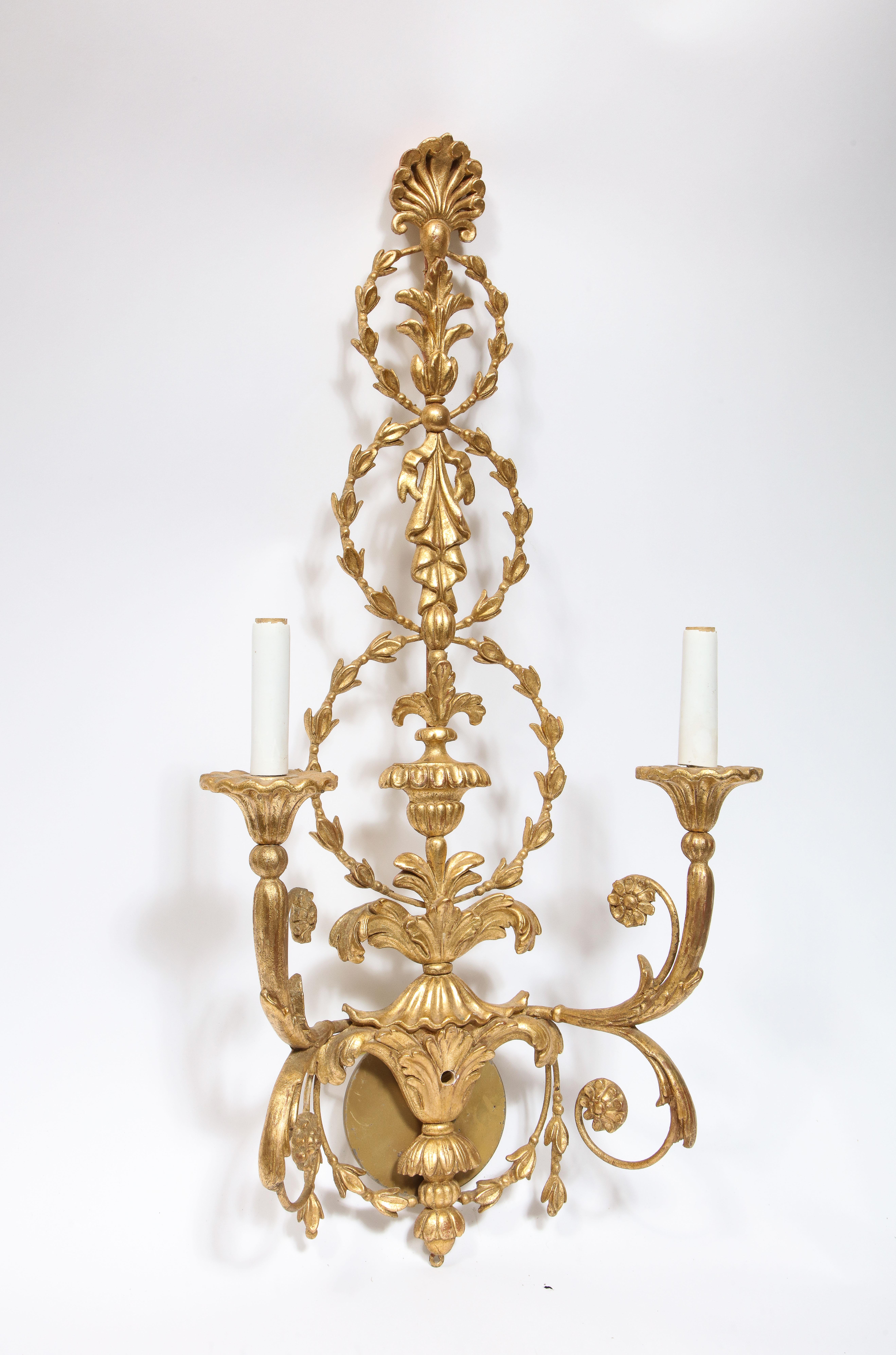 Pareja de grandes apliques neoclásicos italianos de madera dorada tallada de dos luces Neoclásico en venta