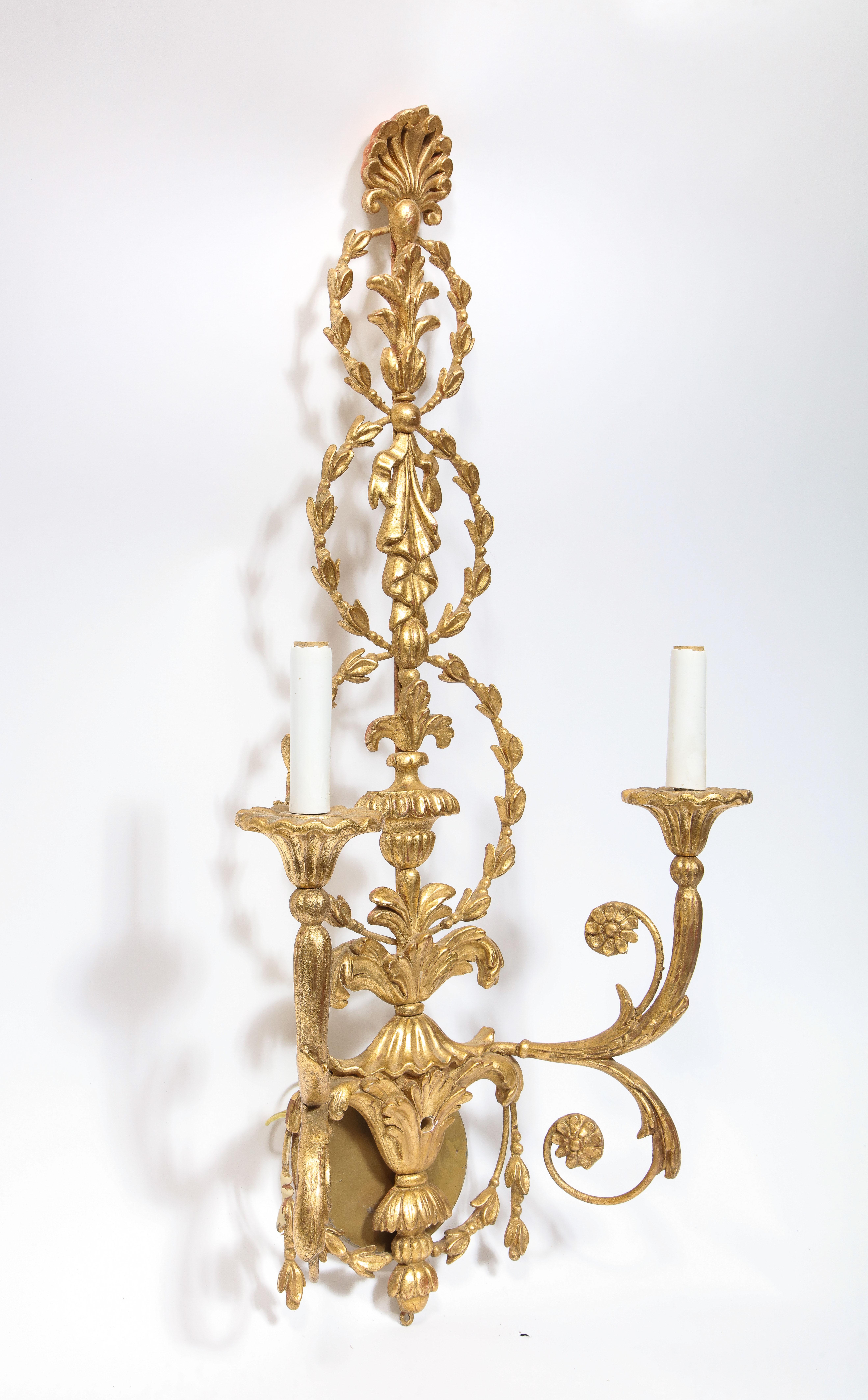 Pareja de grandes apliques neoclásicos italianos de madera dorada tallada de dos luces Italiano en venta