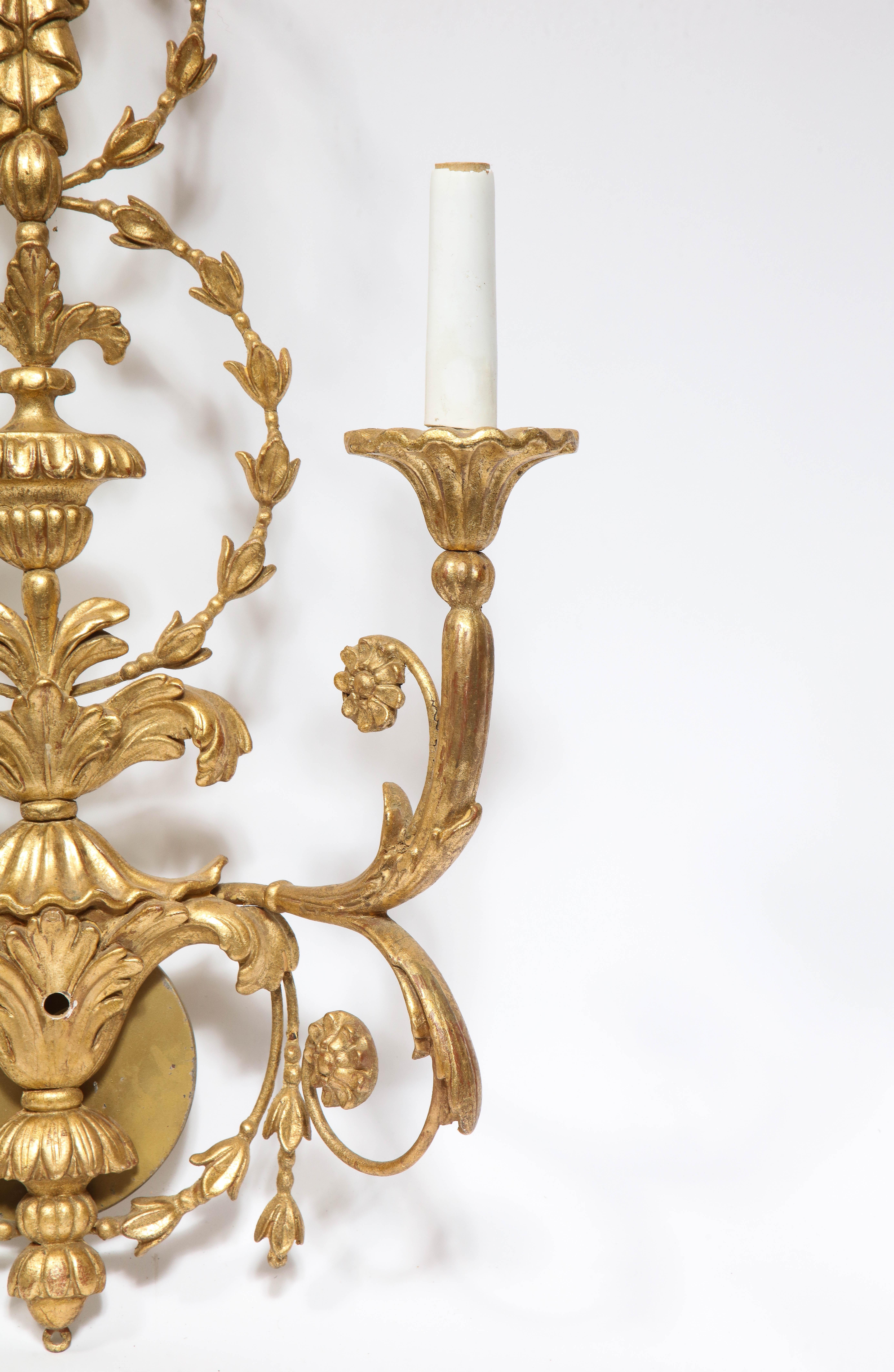 Pareja de grandes apliques neoclásicos italianos de madera dorada tallada de dos luces en Bueno estado para la venta en New York, NY