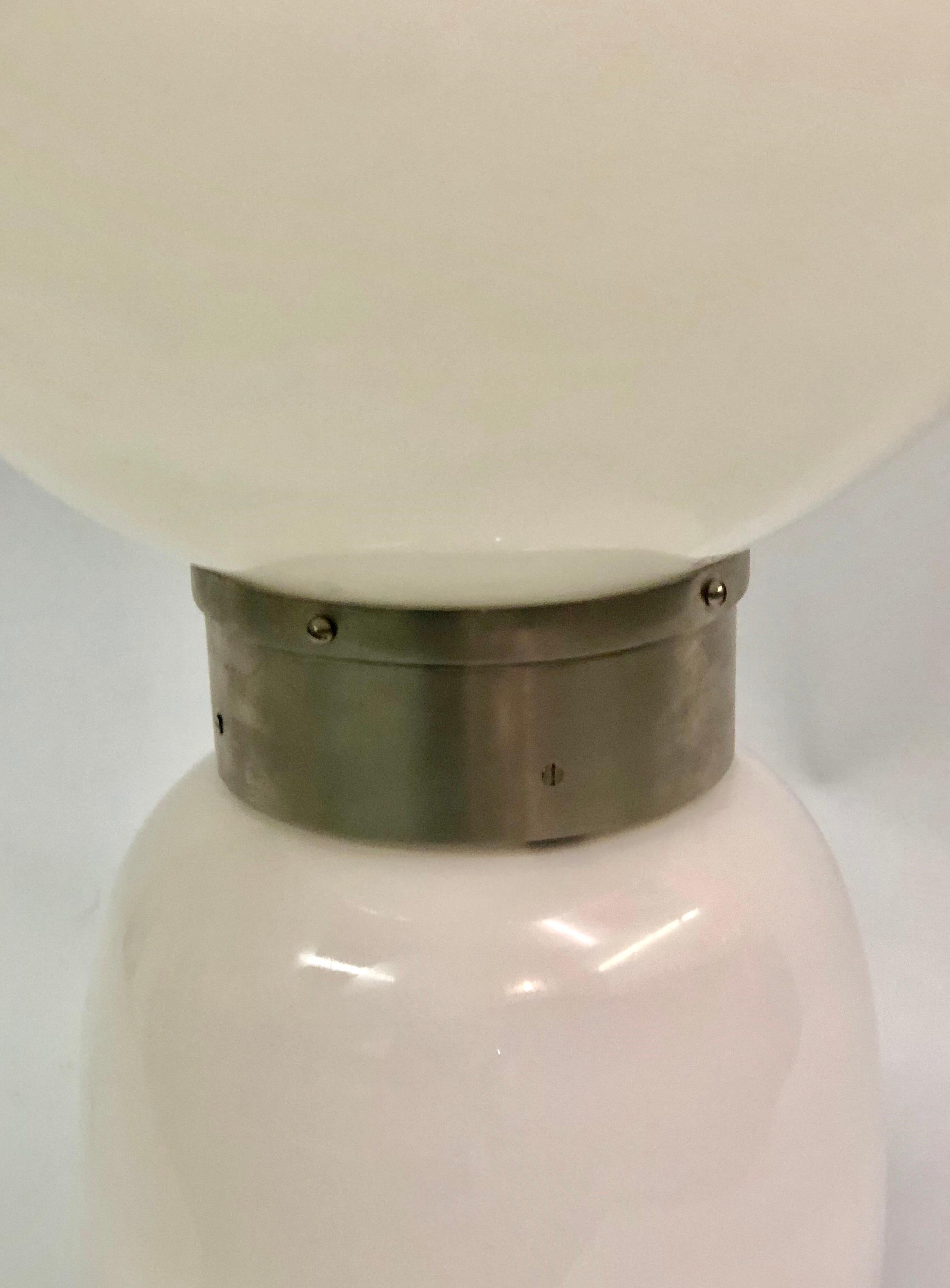 Paar große italienische Radical Design/ Tischlampen aus weißem Muranoglas aus der Mitte des Jahrhunderts im Angebot 5