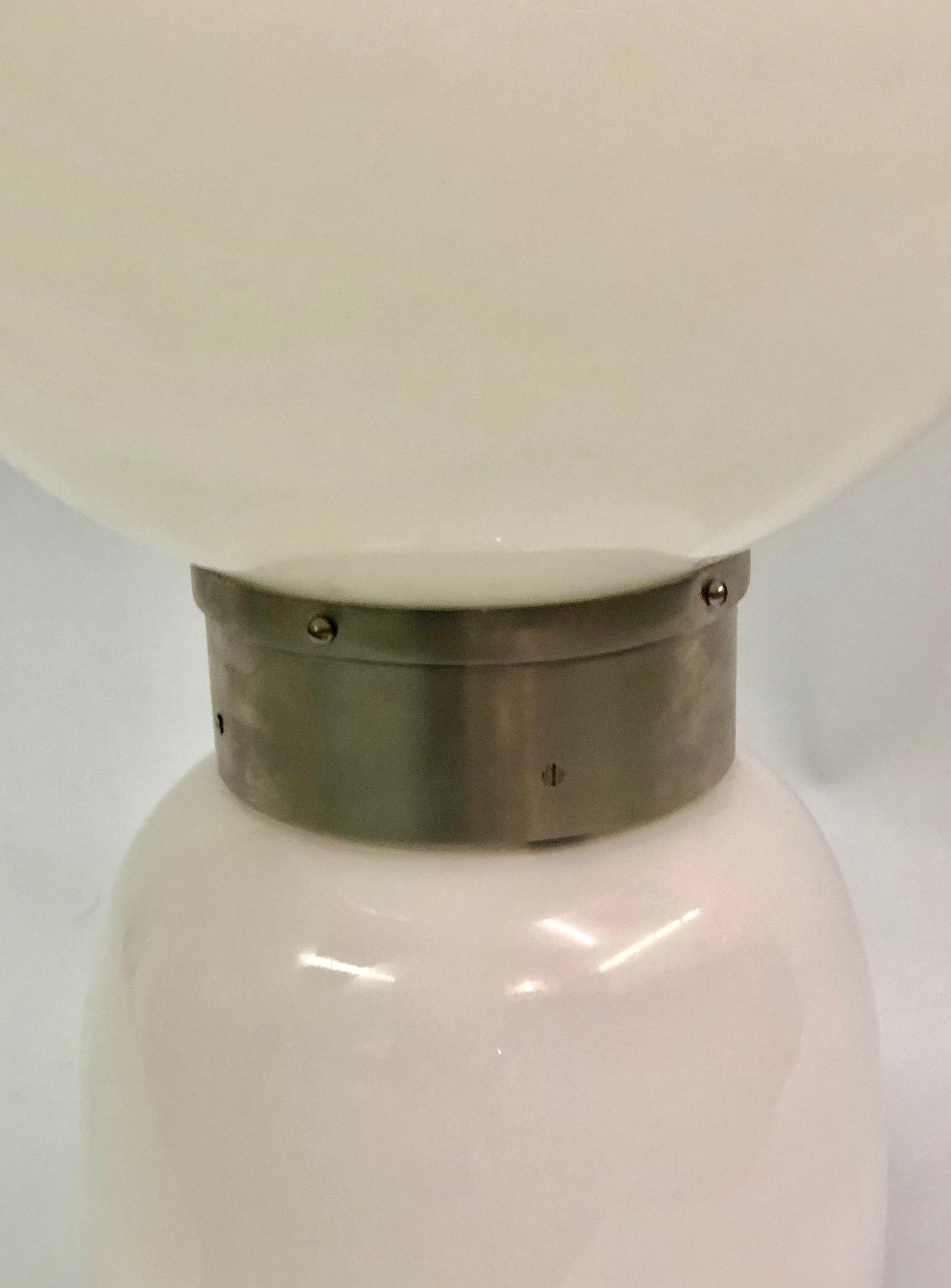 Paire de grandes lampes de bureau italiennes Radical Design/ mi-siècle en verre de Murano blanc en vente 5