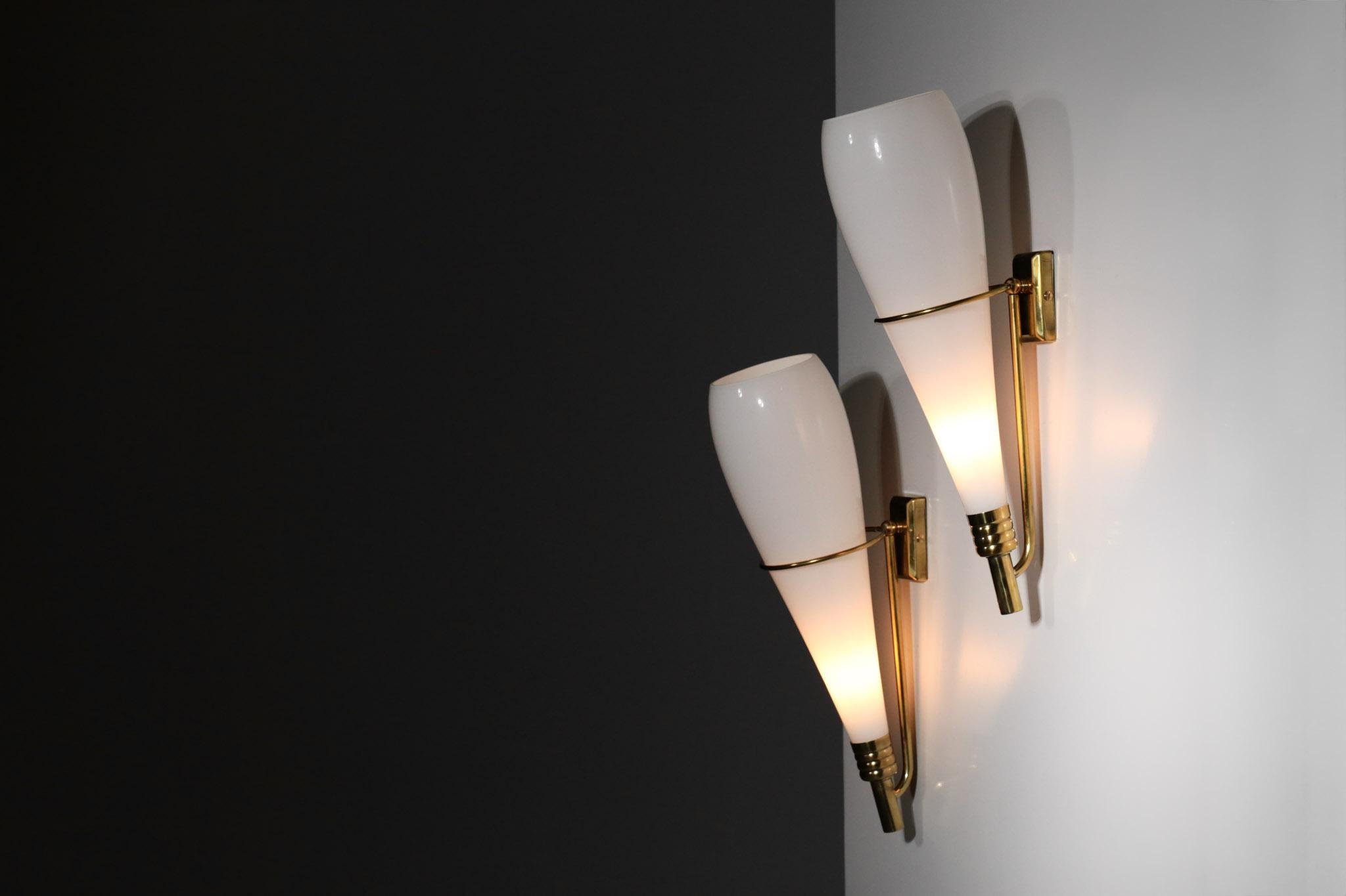 Pair of Large Italian Style Arredoluce Stilnovo Wall Lights Design Brass Opalin In Excellent Condition For Sale In Lyon, FR