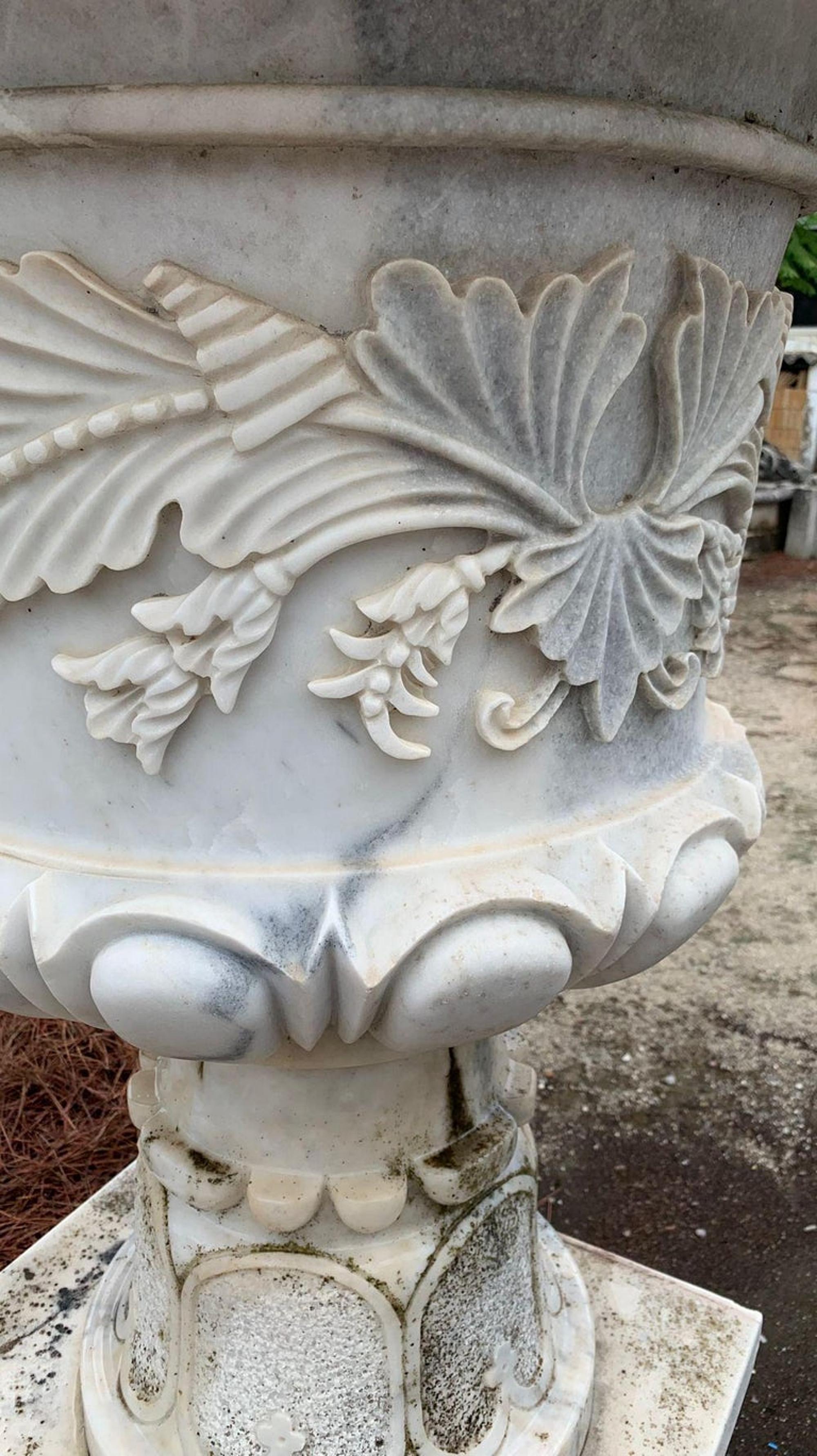 Hand-Crafted Pair of Large Italian Vases in Marble Early 20th Century For Sale