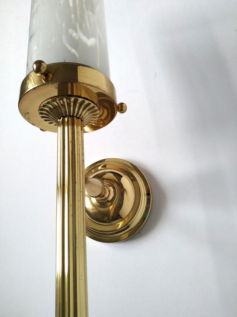 Pair of Large Italian Vintage Blown Glass and Brass Wall Lights Sconces, 1960s In Good Condition For Sale In Berlin, DE