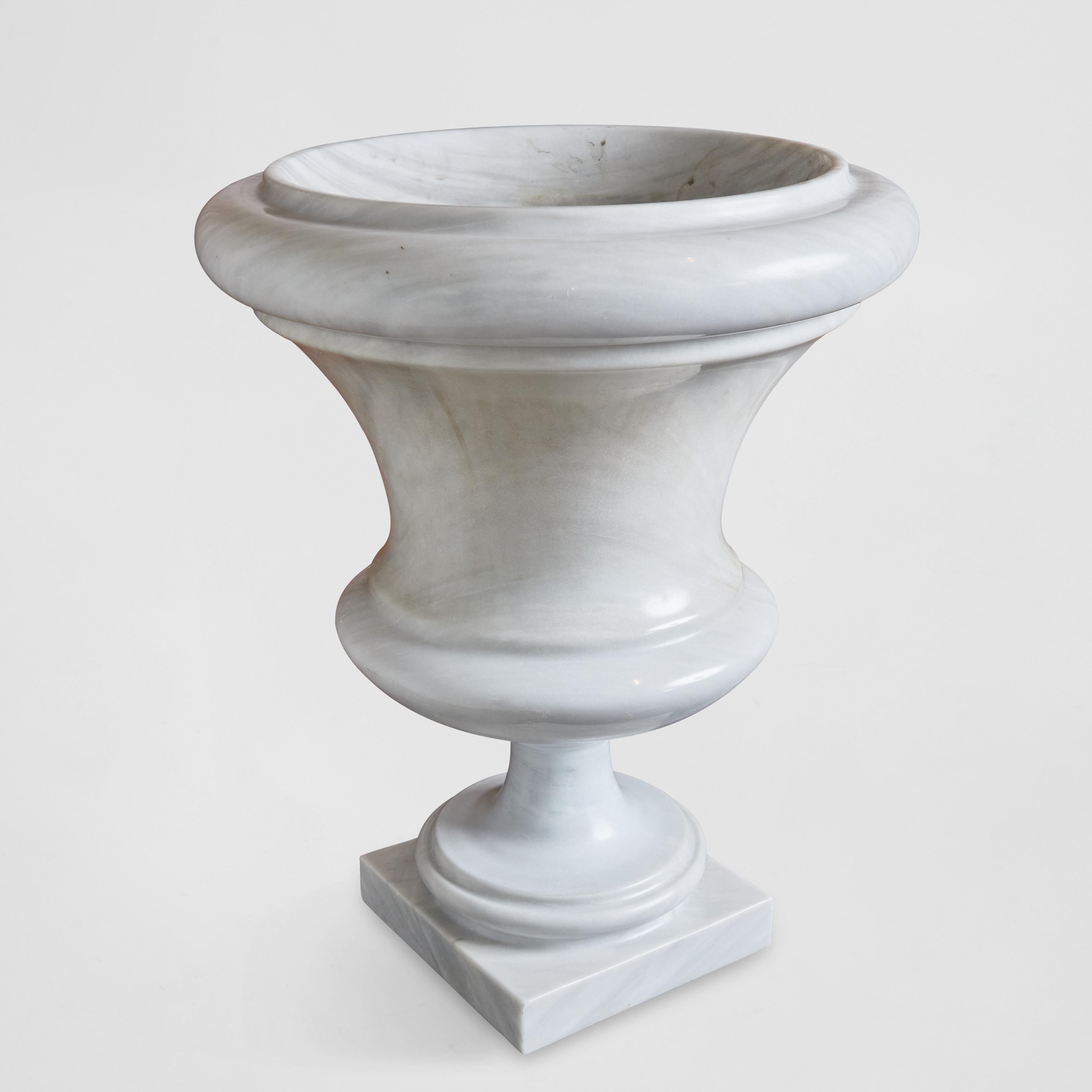 Pair of Large Italian White Carrara Marble Urns In Good Condition For Sale In Pasadena, CA