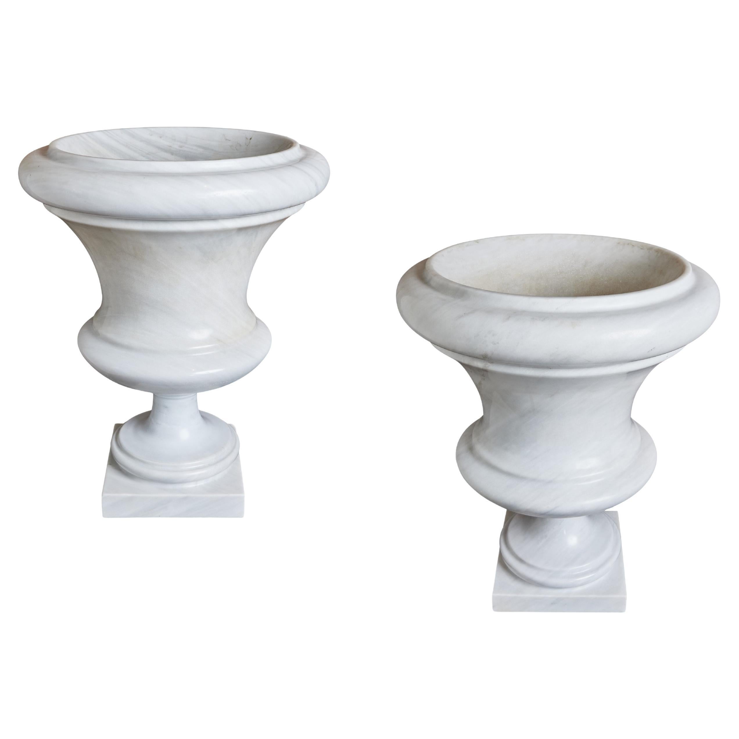 Paire de grandes urnes italiennes en marbre blanc de Carrare