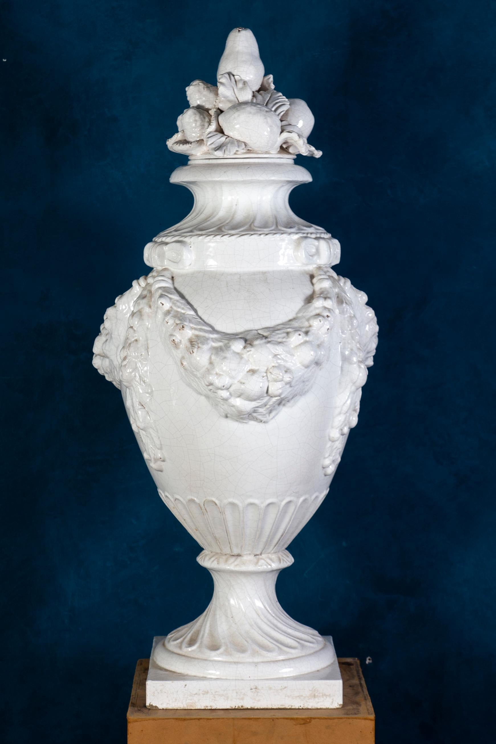 Zwei große italienische Urnenvasen aus weißer Keramik (Neoklassisch) im Angebot