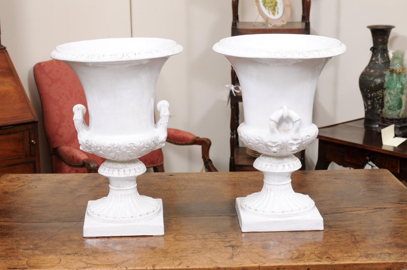 Große italienische weiß glasierte Urnen im neoklassischen Stil, um 1890, Paar im Angebot 5