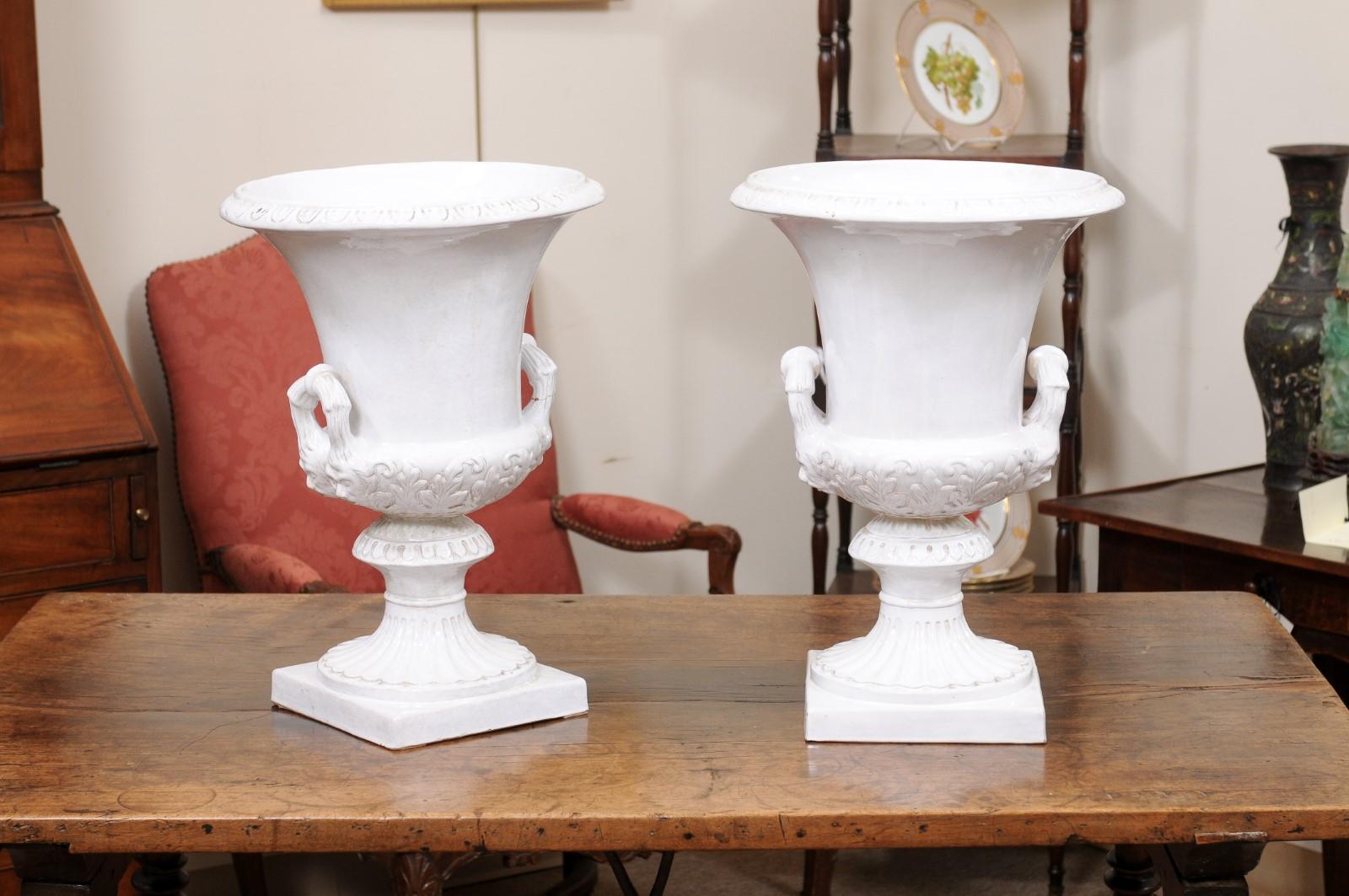 Große italienische weiß glasierte Urnen im neoklassischen Stil, um 1890, Paar im Zustand „Relativ gut“ im Angebot in Atlanta, GA