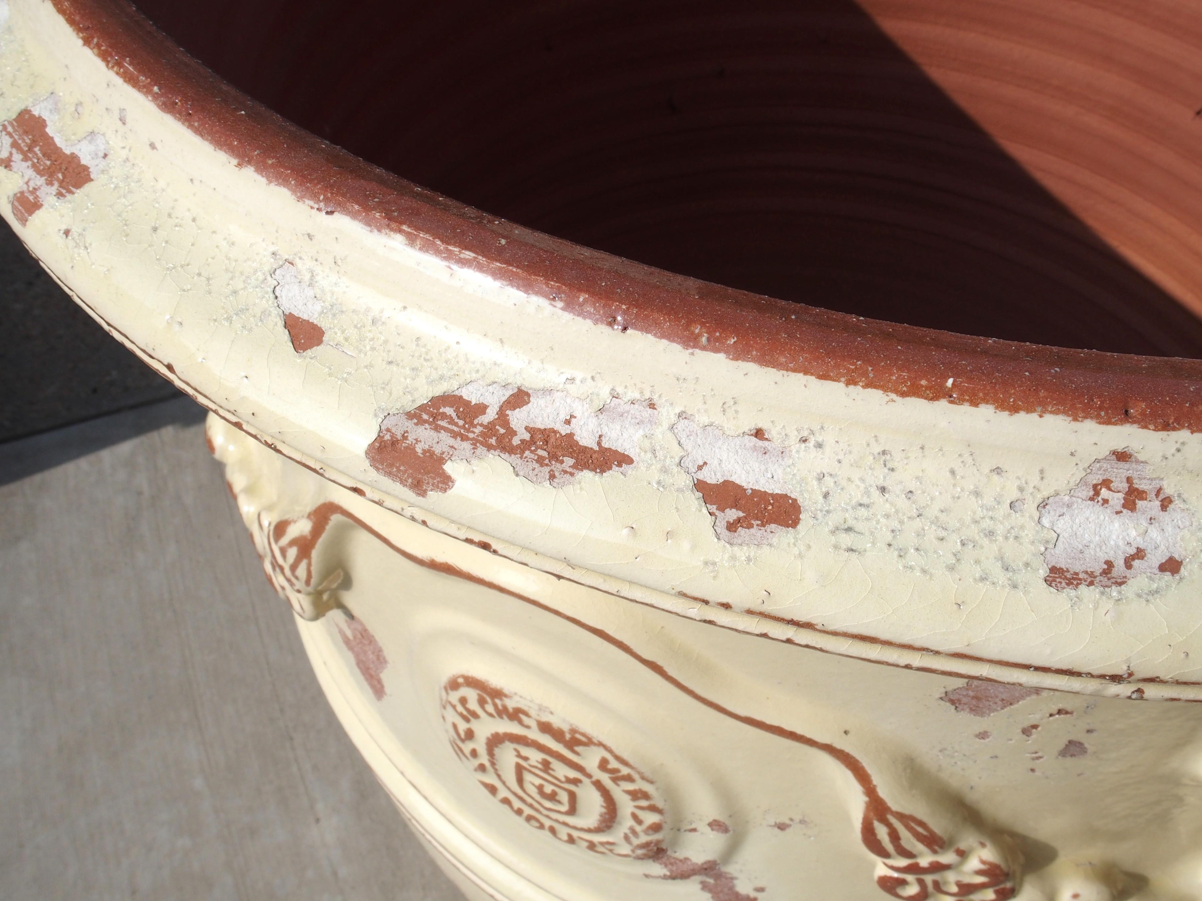 Paire de grands pots d'Anduze français émaillés jaune ivoire avec Fleur de Lys en vente 3