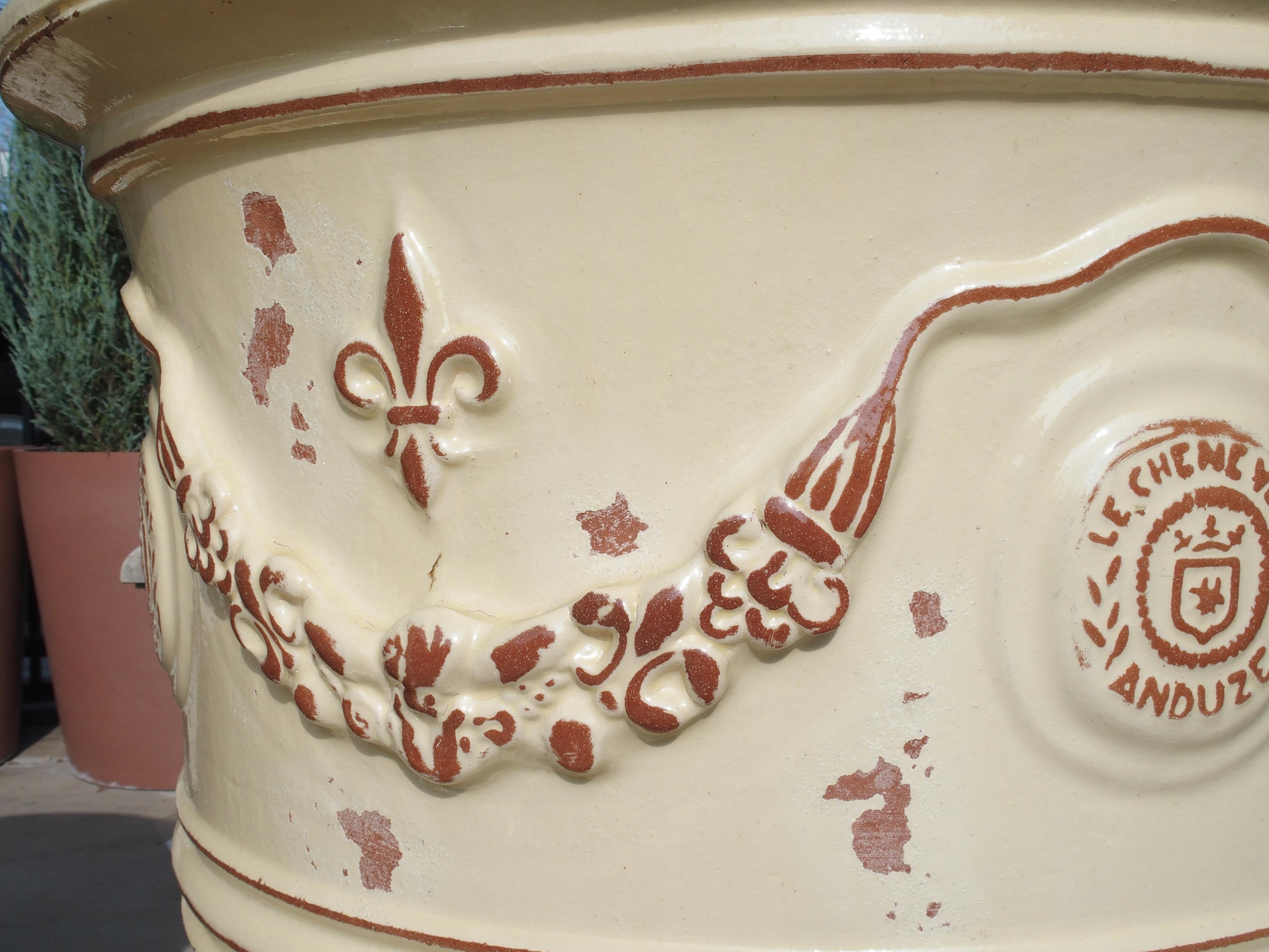 Paire de grands pots d'Anduze français émaillés jaune ivoire avec Fleur de Lys en vente 5
