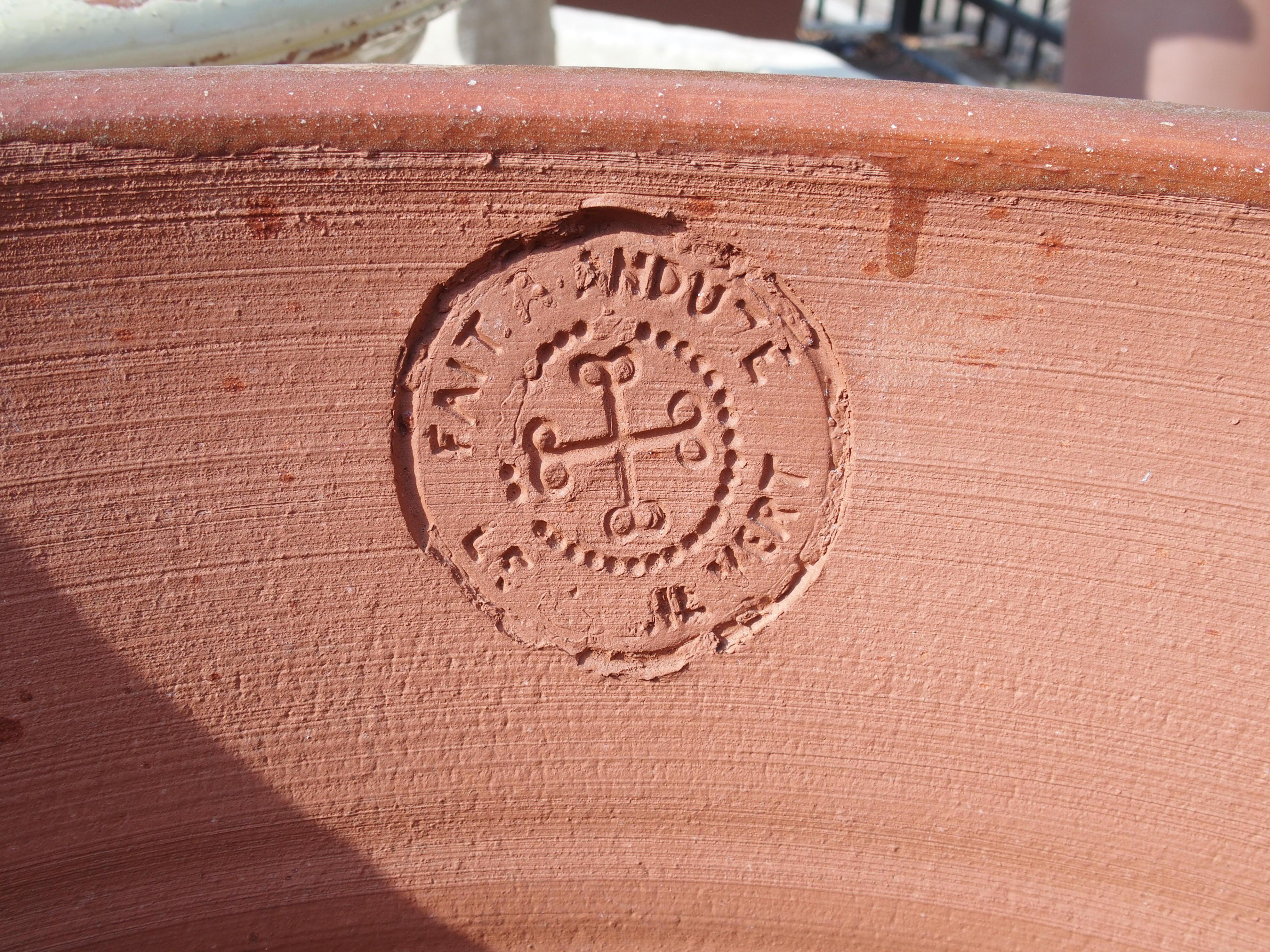 Paire de grands pots d'Anduze français émaillés jaune ivoire avec Fleur de Lys en vente 6