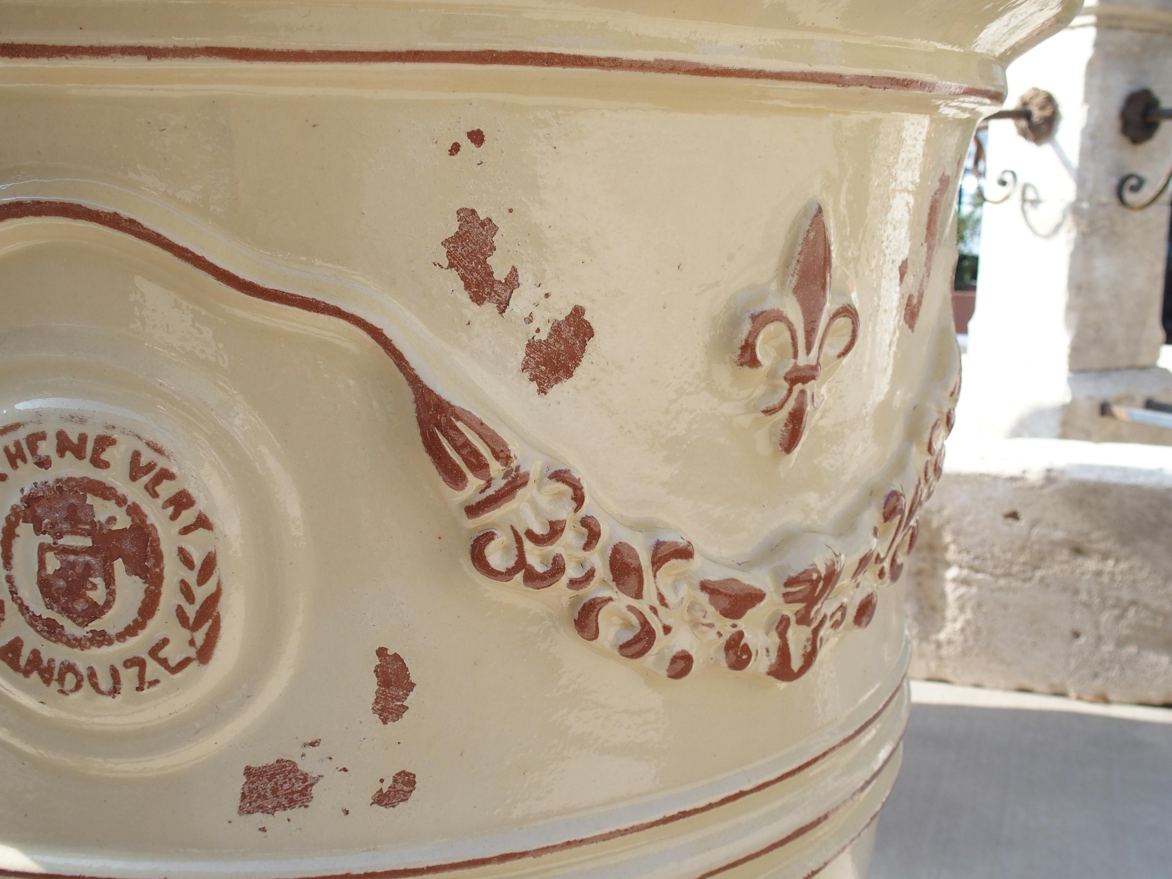 Paire de grands pots d'Anduze français émaillés jaune ivoire avec Fleur de Lys en vente 7