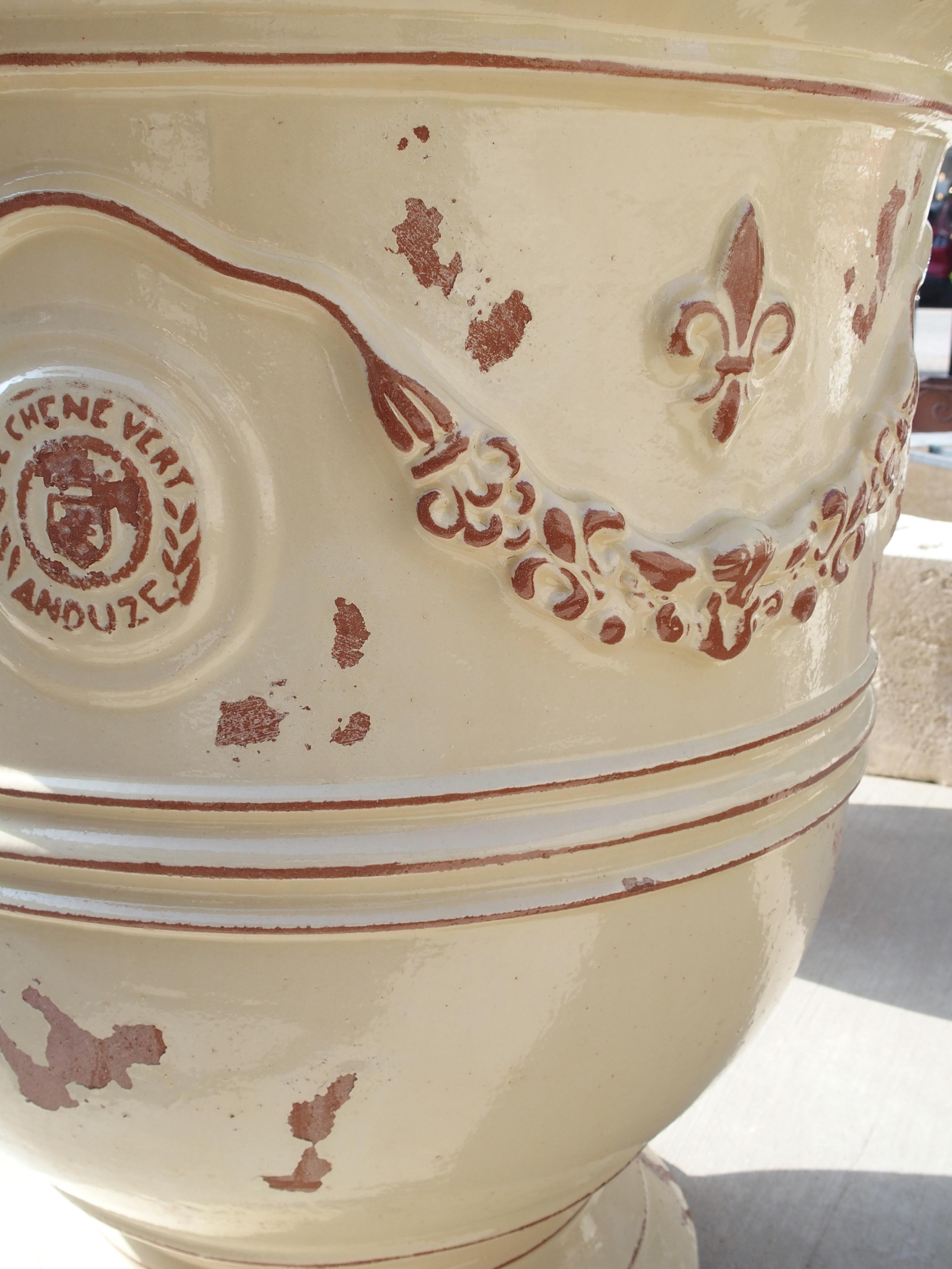 Paire de grands pots d'Anduze français émaillés jaune ivoire avec Fleur de Lys en vente 8