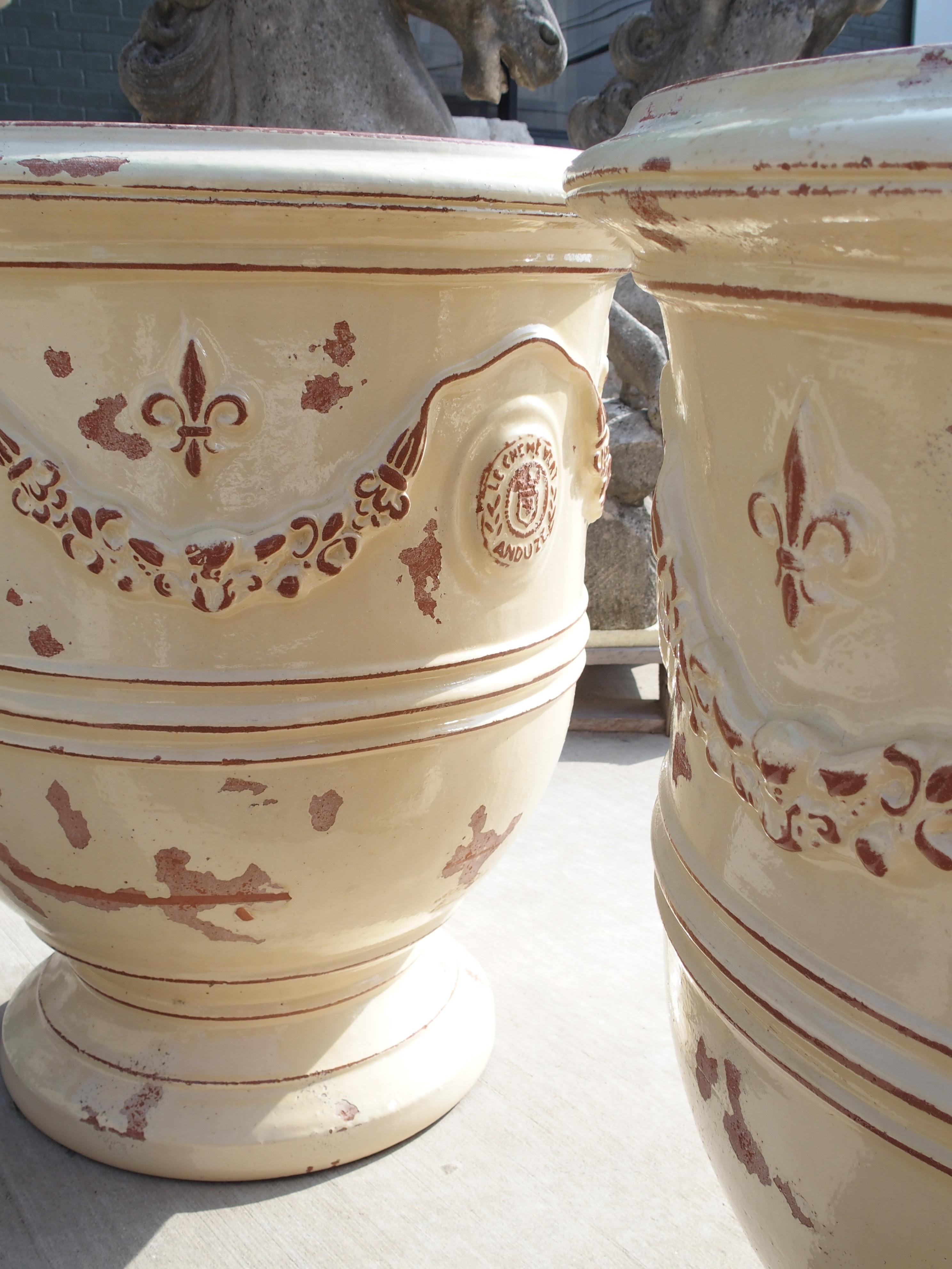 Paire de grands pots d'Anduze français émaillés jaune ivoire avec Fleur de Lys en vente 9