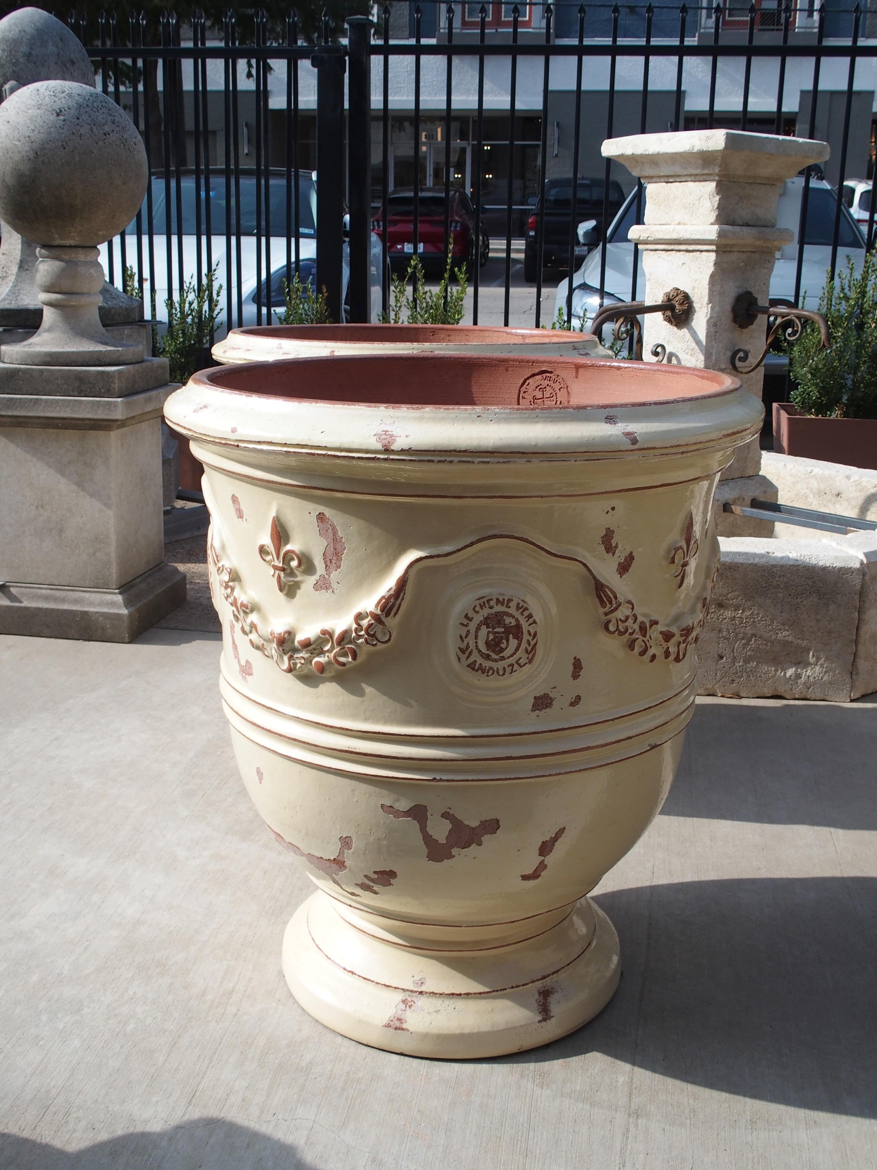 Paire de grands pots d'Anduze français émaillés jaune ivoire avec Fleur de Lys en vente 10