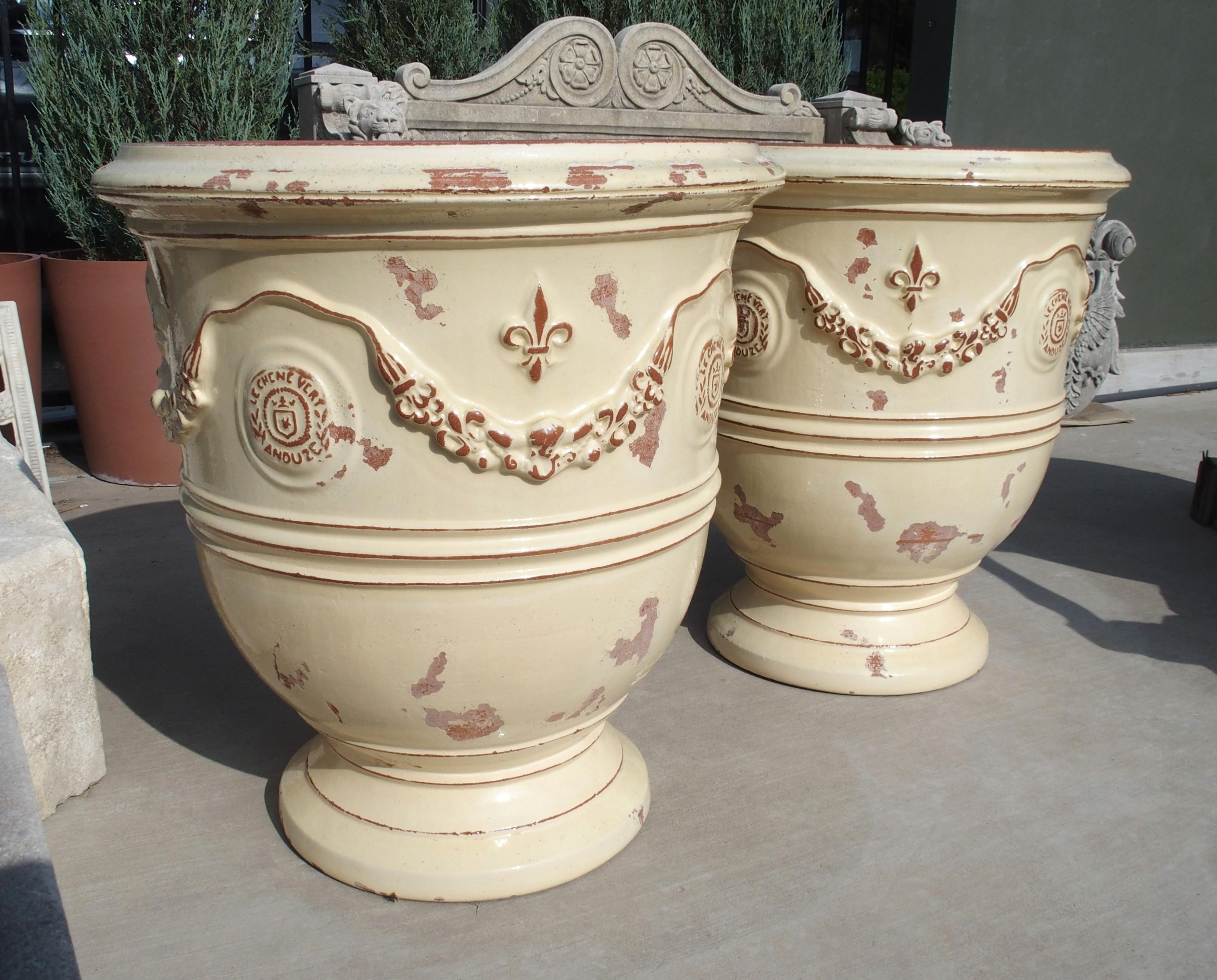 Paire de grands pots d'Anduze français émaillés jaune ivoire avec Fleur de Lys en vente 11