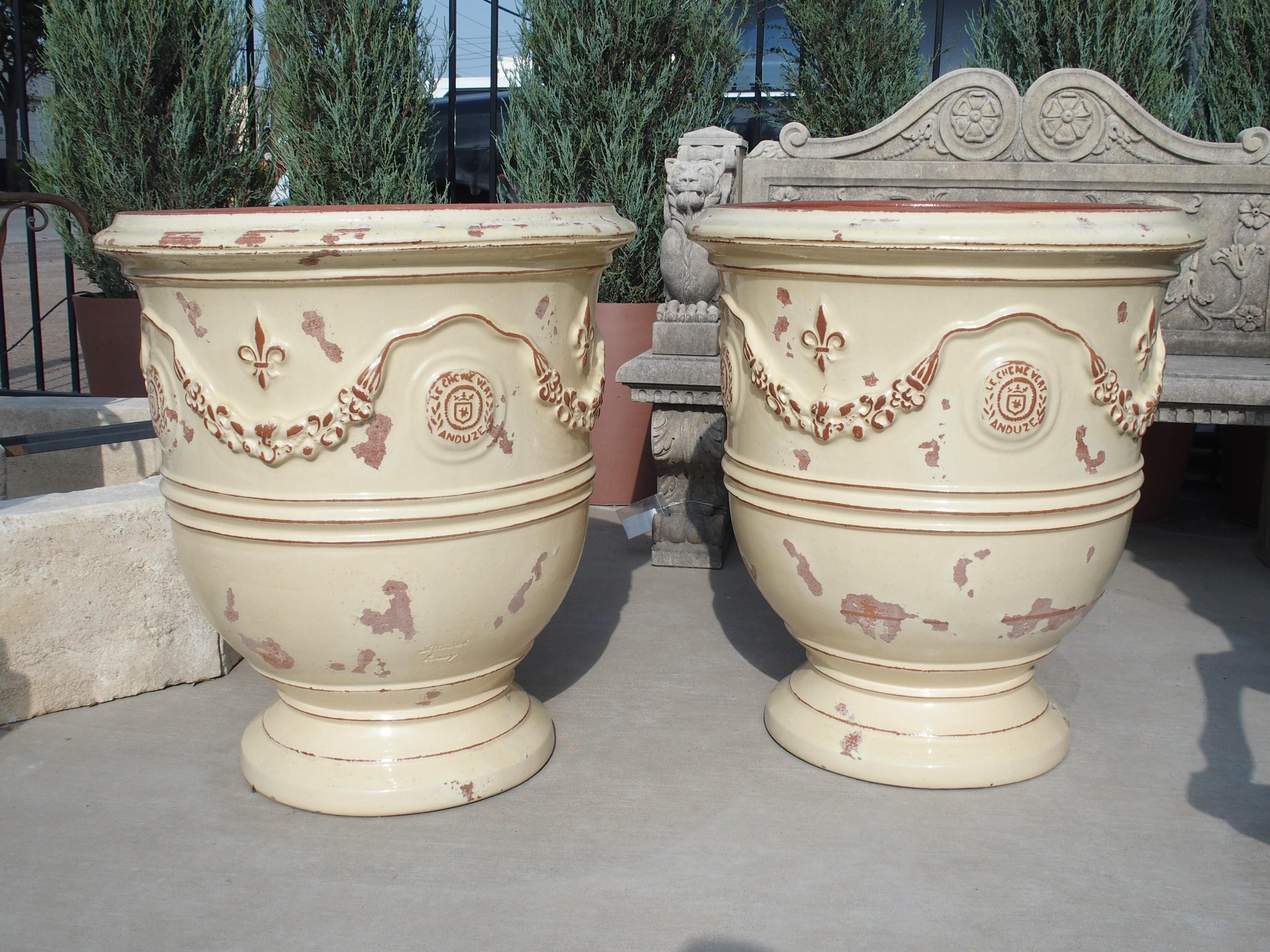 Français Paire de grands pots d'Anduze français émaillés jaune ivoire avec Fleur de Lys en vente