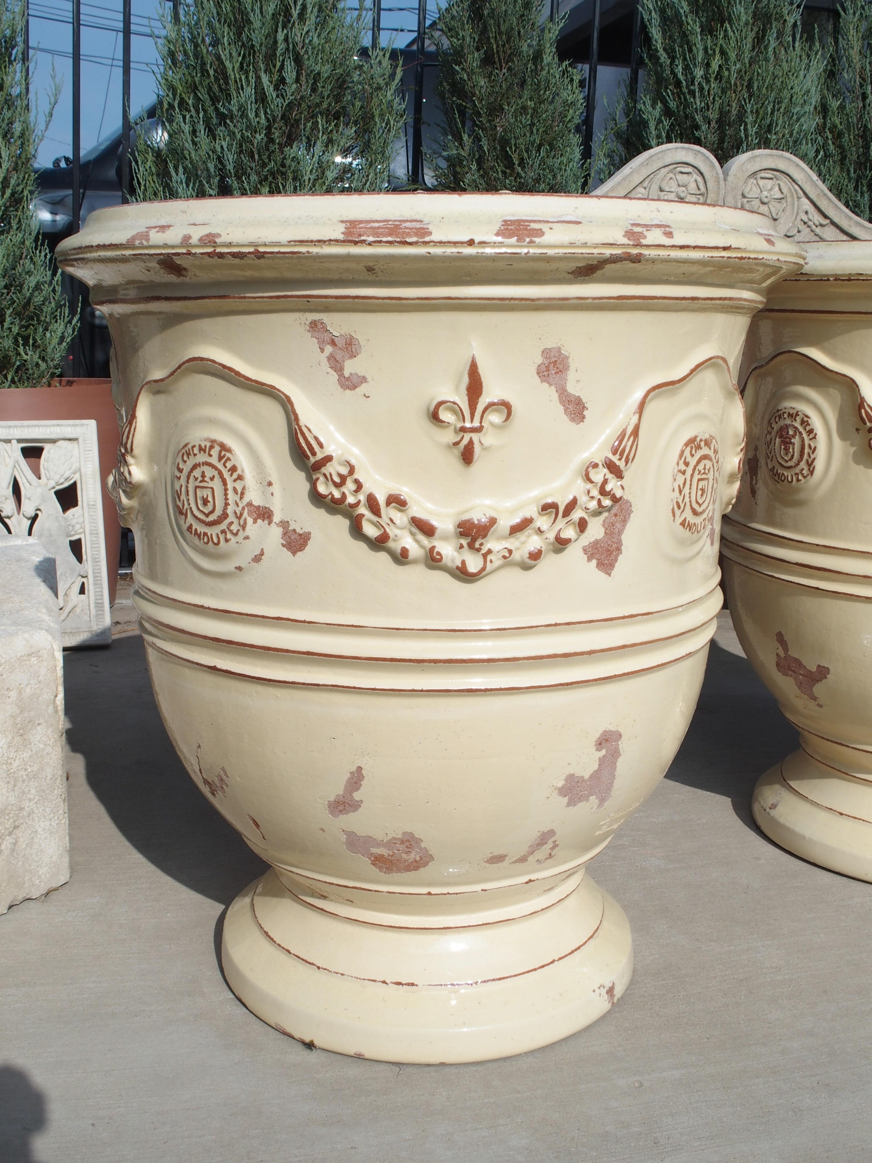 Vernissé Paire de grands pots d'Anduze français émaillés jaune ivoire avec Fleur de Lys en vente