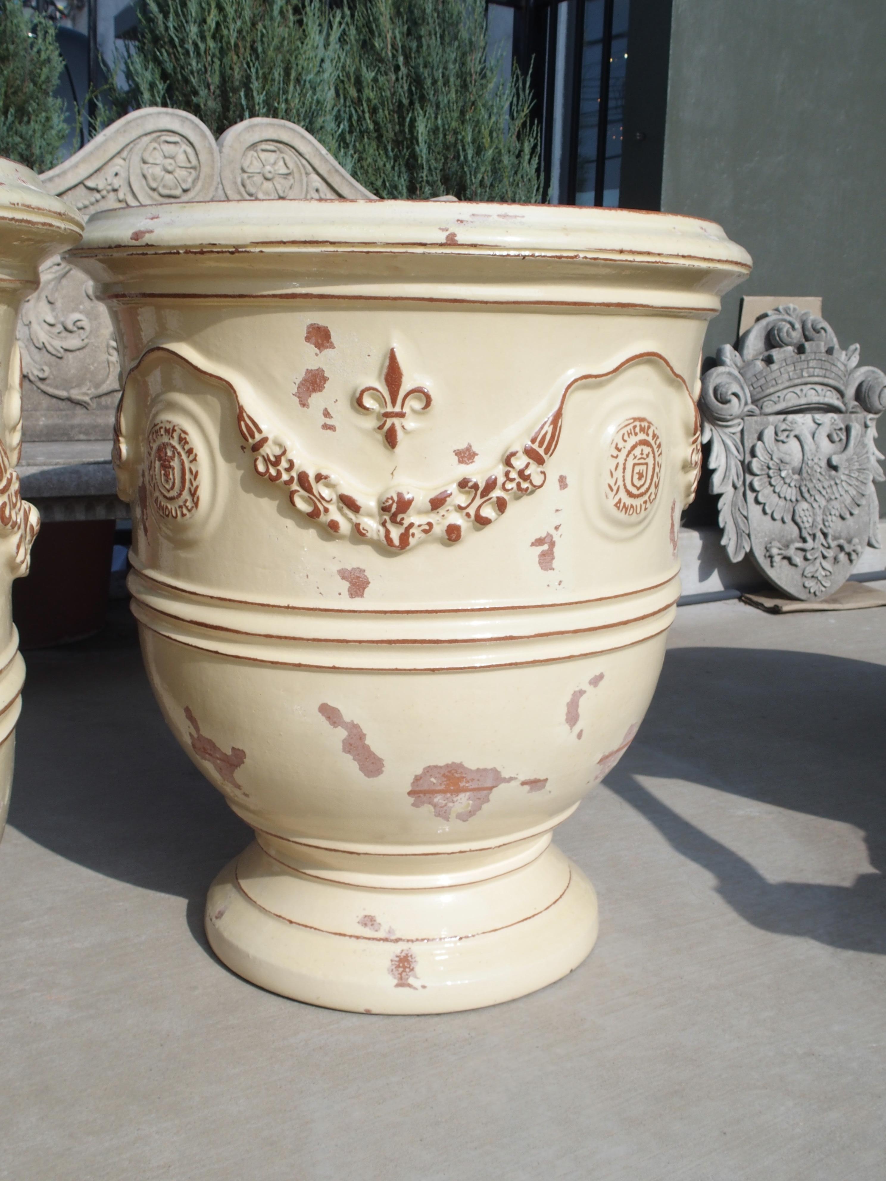 Paire de grands pots d'Anduze français émaillés jaune ivoire avec Fleur de Lys Bon état - En vente à Dallas, TX