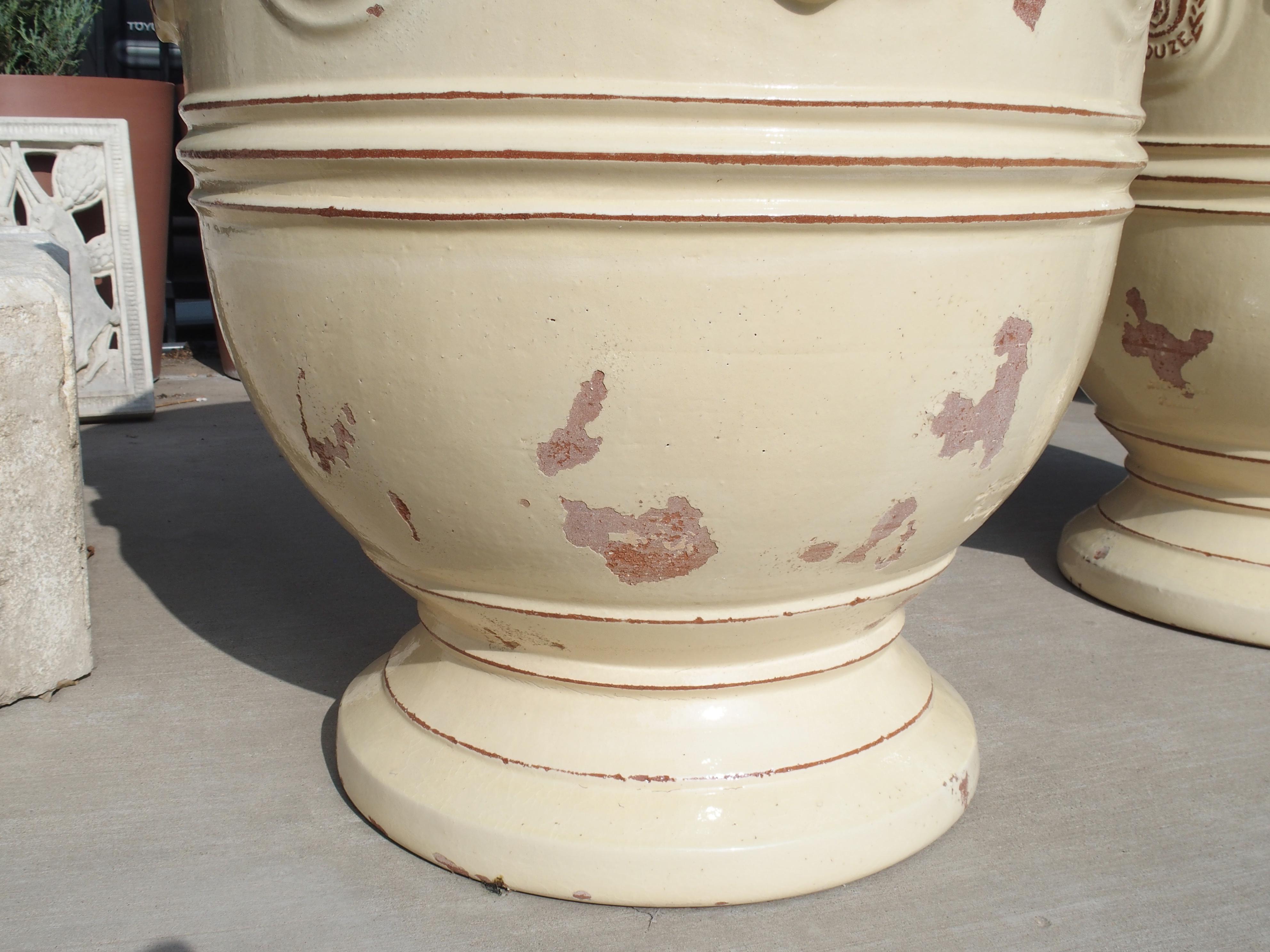 XXIe siècle et contemporain Paire de grands pots d'Anduze français émaillés jaune ivoire avec Fleur de Lys en vente