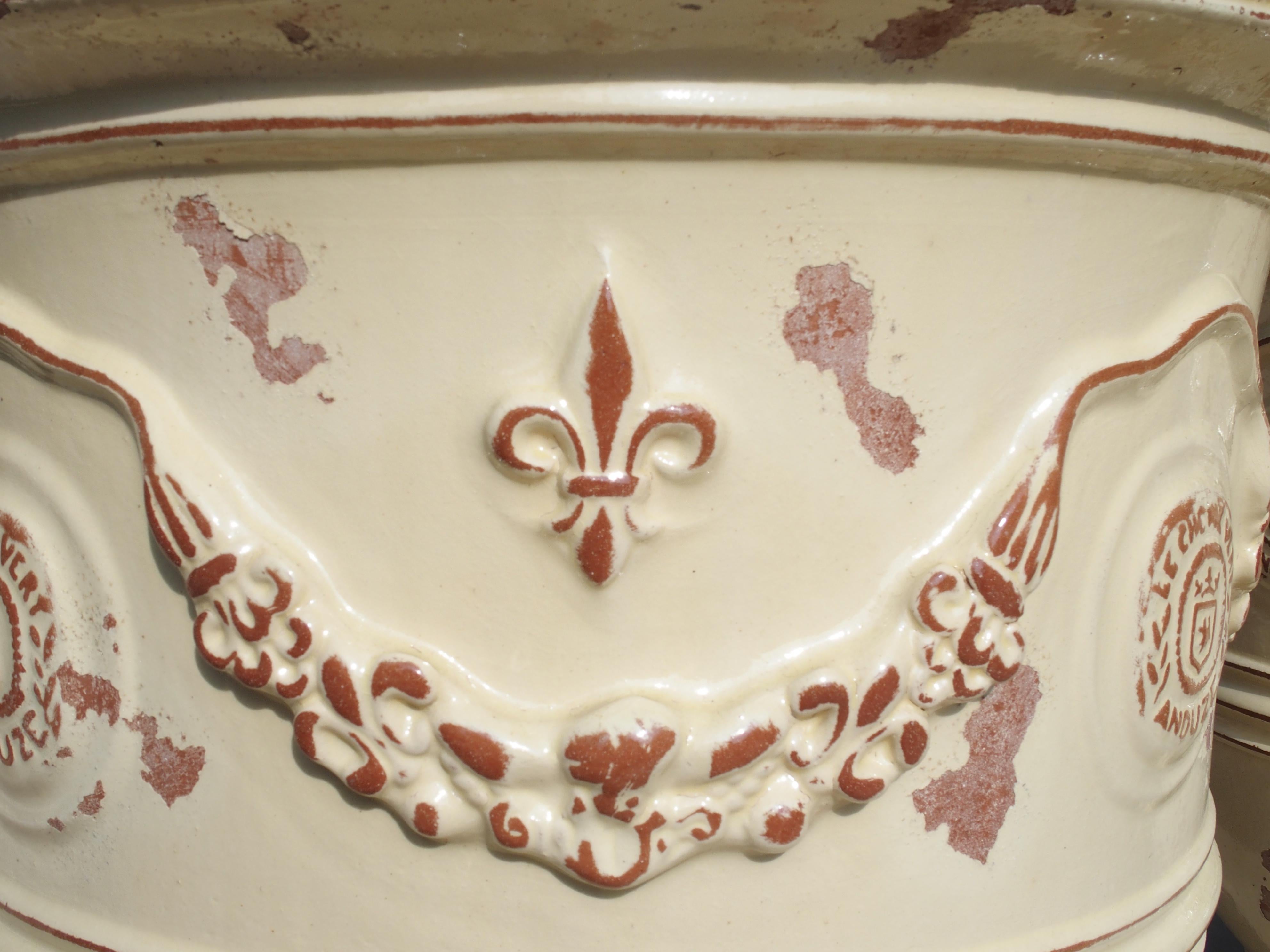 Terre cuite Paire de grands pots d'Anduze français émaillés jaune ivoire avec Fleur de Lys en vente