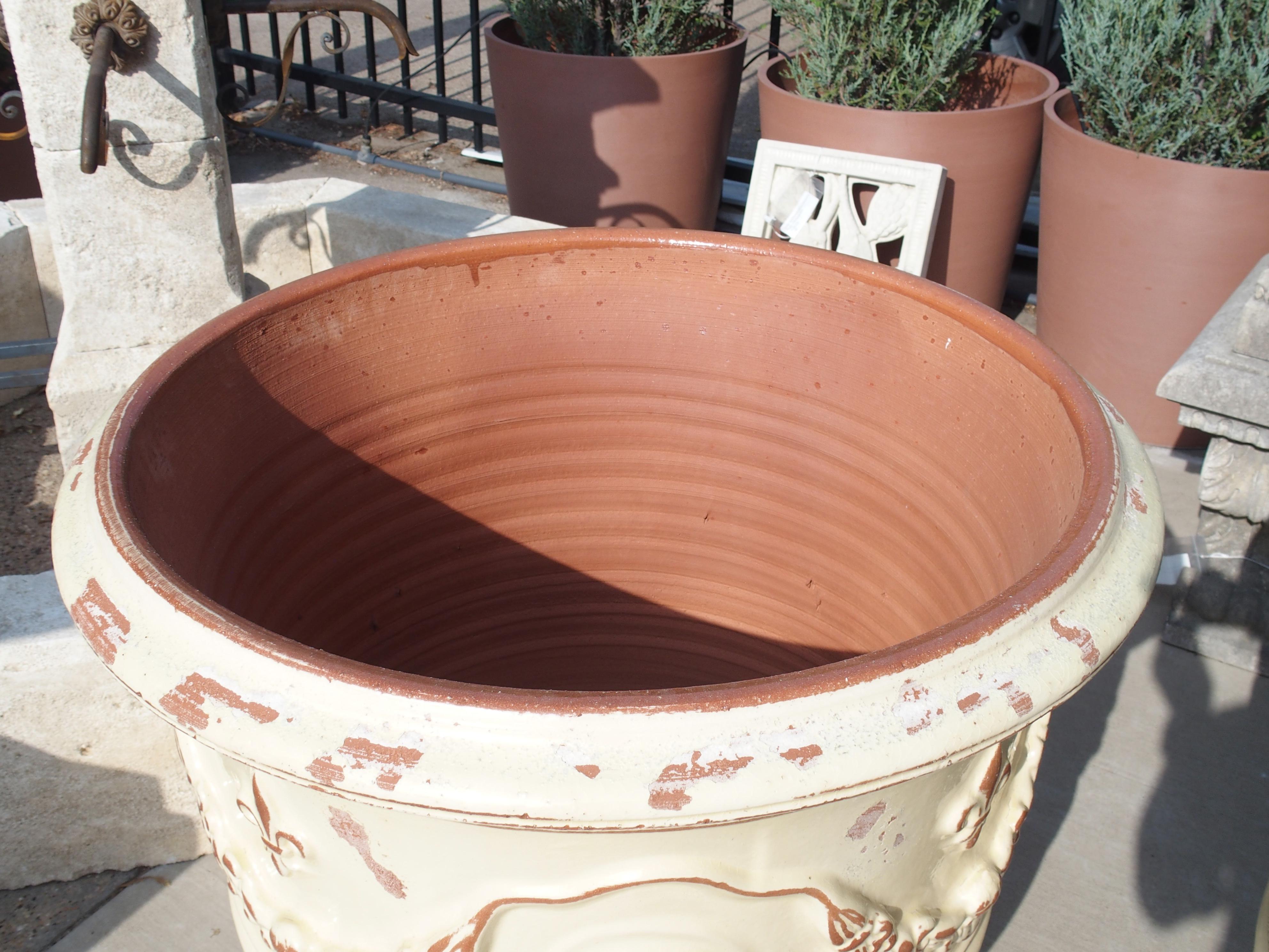 Paire de grands pots d'Anduze français émaillés jaune ivoire avec Fleur de Lys en vente 1