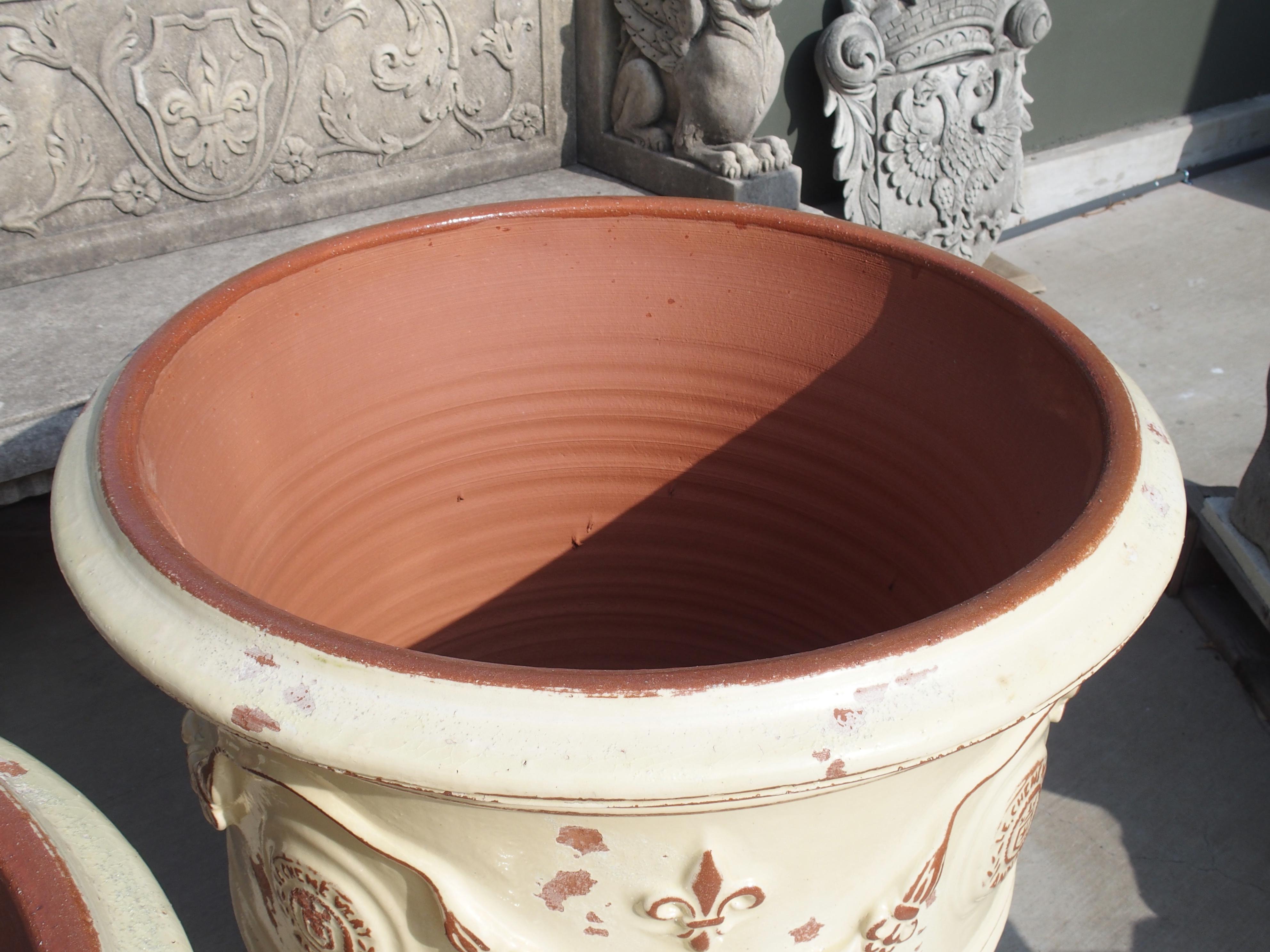 Paire de grands pots d'Anduze français émaillés jaune ivoire avec Fleur de Lys en vente 2