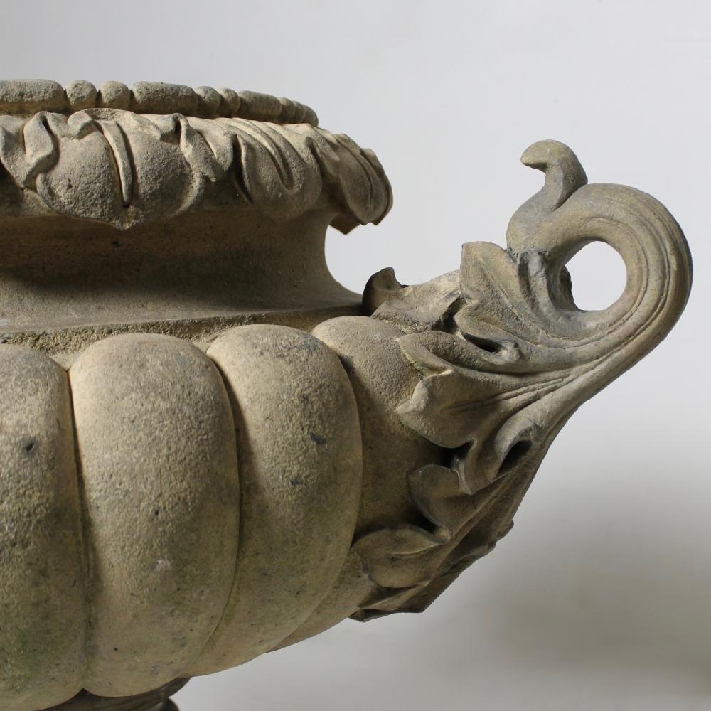 Coppia di grandi urne da giardino A. James Pulham In condizioni discrete a Shustoke, GB