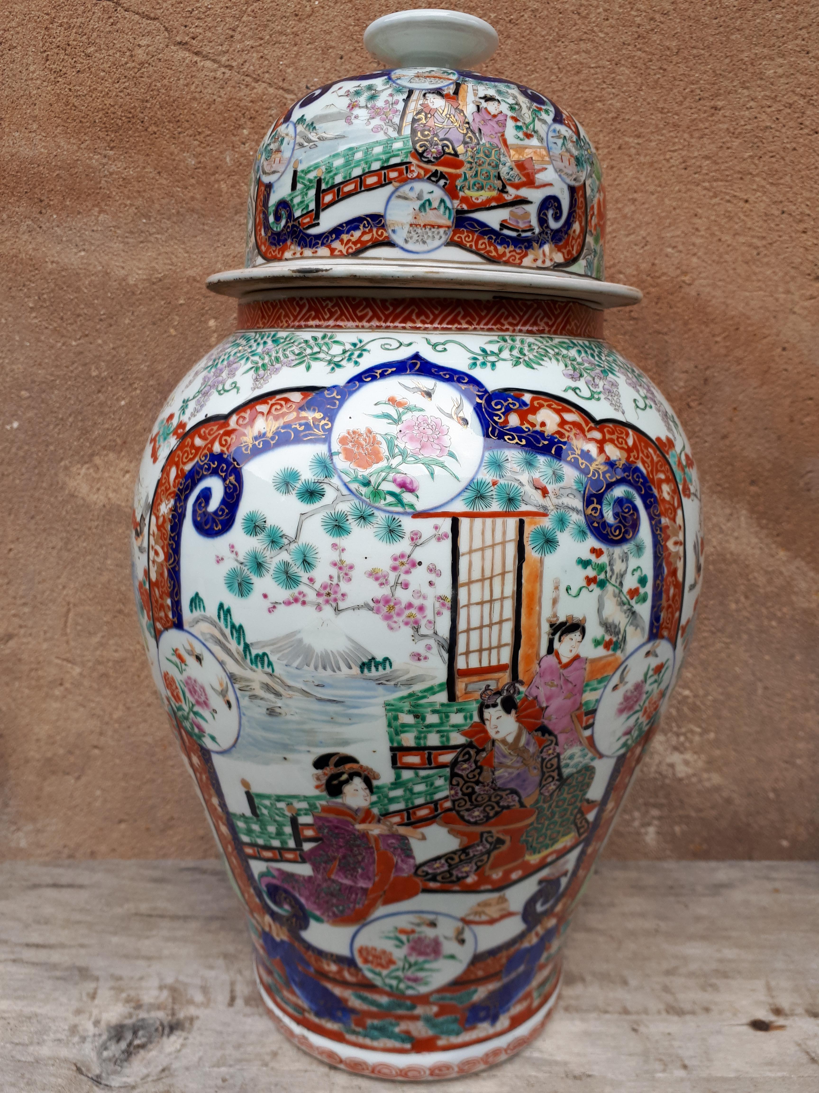 Extraordinary pair of Arita porcelain vases with blue, coral and polychrome decoration, with gold highlights, of court scenes and floral landscapes. A restored cover and a chip on a heel, otherwise superb condition (bright colors and beautiful