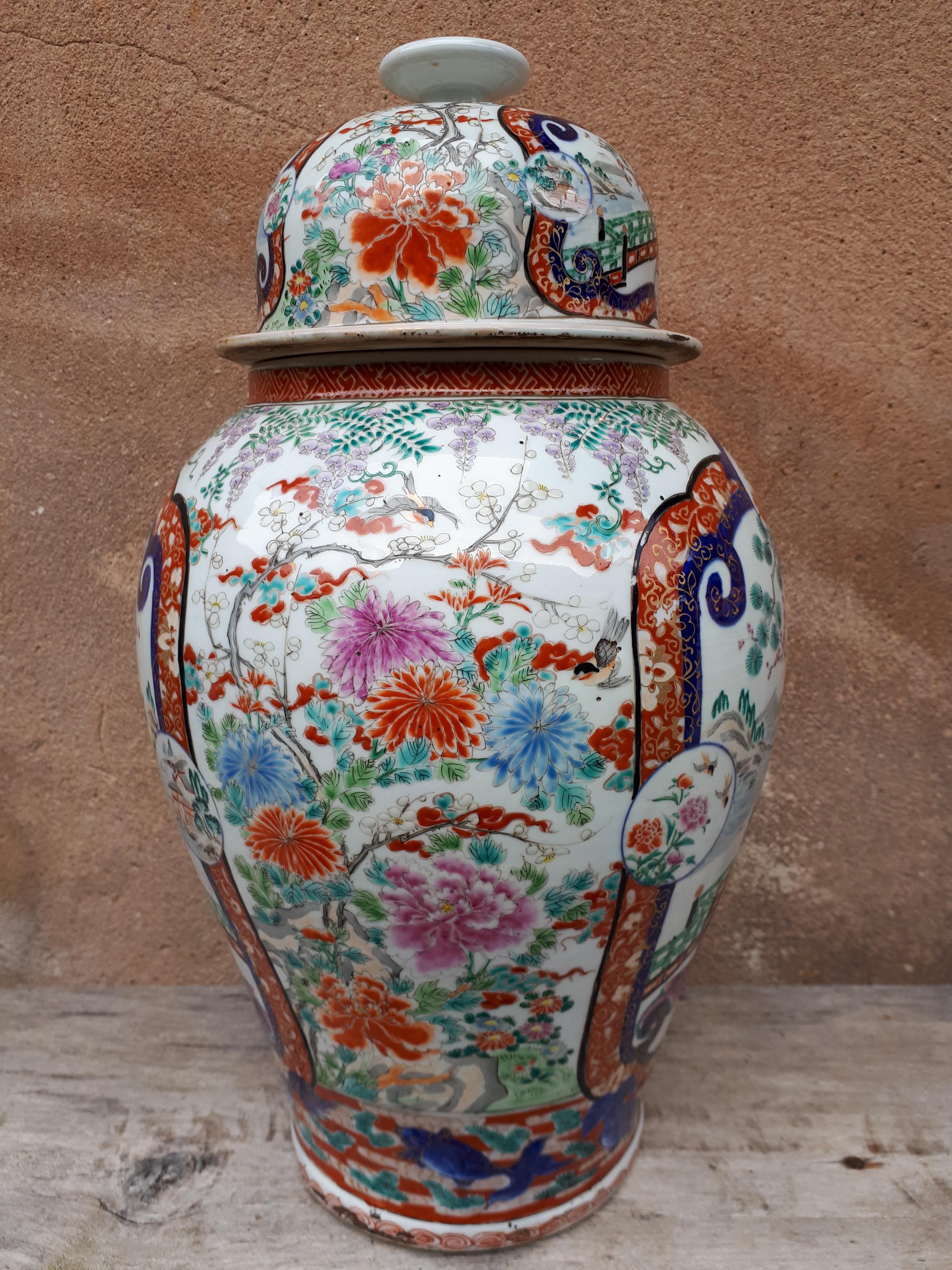 Pair of Large Japanese Arita 'Imari' Porcelain Vases, Japan Nineteenth In Good Condition For Sale In Saverne, Grand Est