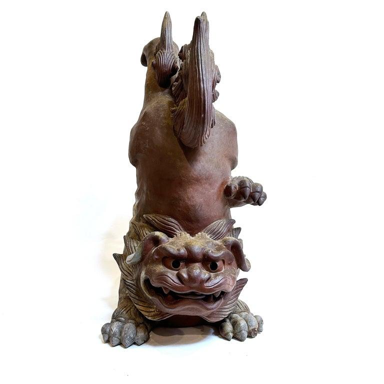 Coppia di grandi tegole giapponesi in ceramica Shi-Shi Dogs, forno Bizen, 20° sec.

Il forno di Bizen è uno dei forni più antichi e conosciuti del Giappone.  Questa è una posa molto insolita dei cani Shi-Shi ed è unica per le tegole.  Le espressioni