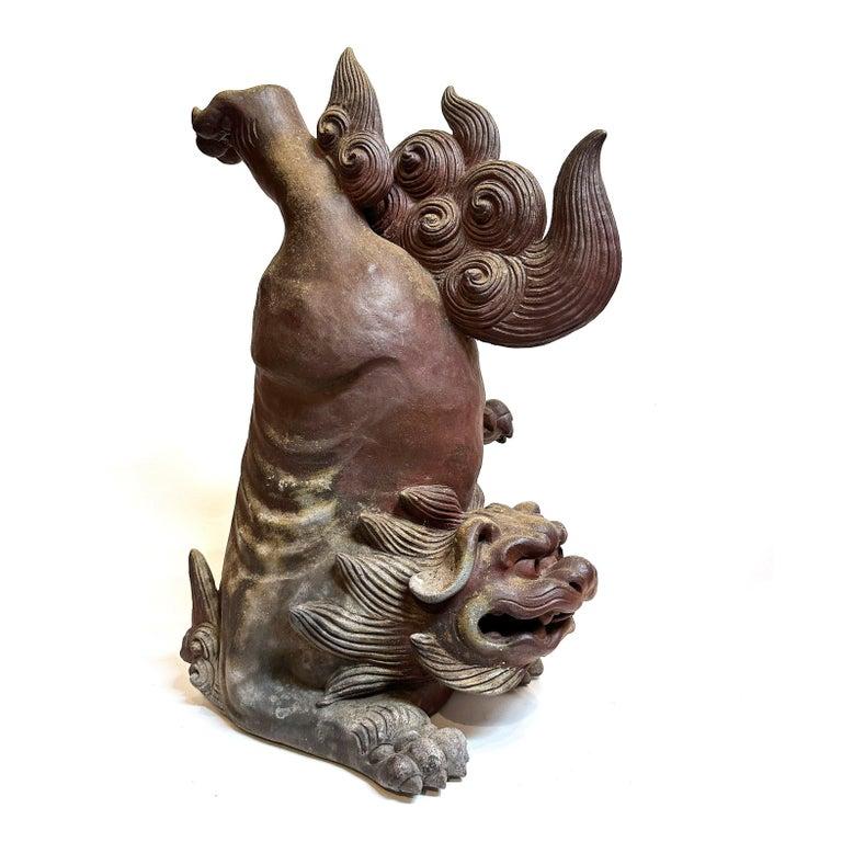 Giapponese Coppia di grandi tegole giapponesi in ceramica Shi-Shi Dog, forno Bizen, XX secolo in vendita