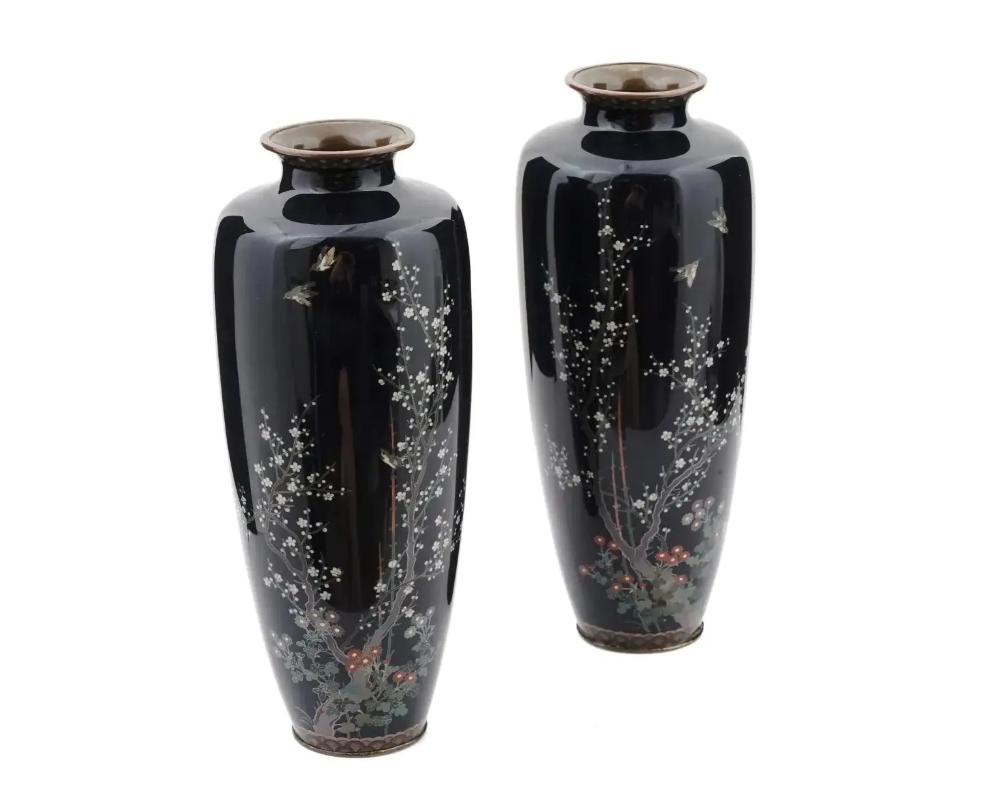 Pareja de grandes jarrones antiguos japoneses de la Era Meiji, esmaltados sobre latón, atribuidos a Hayashi Kodenji, japonés, 1831-1915. Circa: 1900s. Sin firmar. El jarrón en forma de balaustre está esmaltado con imágenes policromadas de gorriones